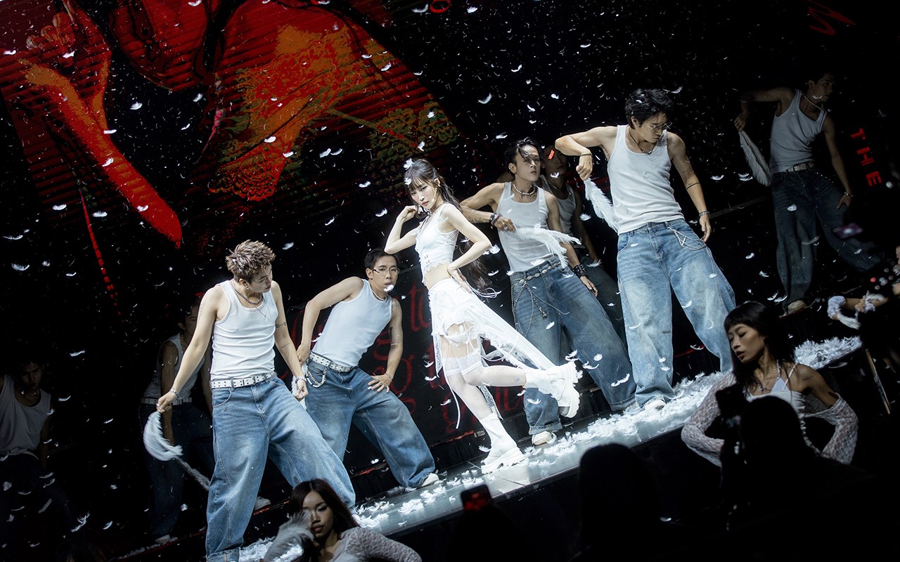 Hinh anh Việc sáng tác âm nhạc đã nhen nhóm trong tôi từ rất lâu, nhưng tôi từng không đủ tự tin để tin rằng mình có thể làm được. Cảm giác đó giống hệt thời điểm tôi còn làm nha khoa, khi ấy tôi cũng chưa từng nghĩ một ngày mình sẽ đứng trên sân khấu, cầm micro và kể câu chuyện của mình bằng âm nhạc - Juky San chia sẻ. 1