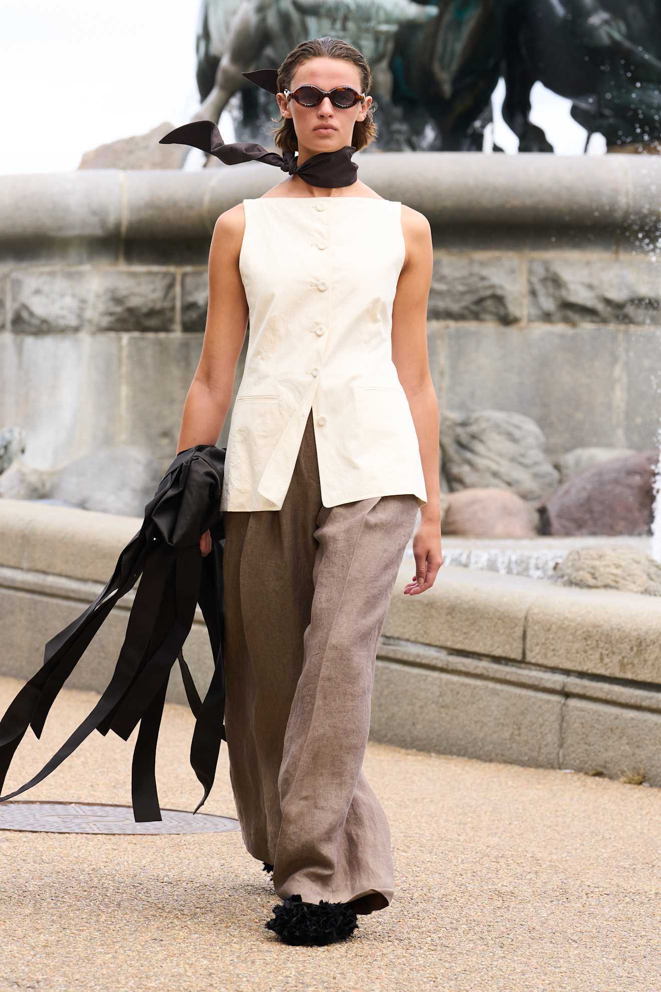 Hinh anh 8 mẹo phối đồ đáng học nhất từ sàn diễn Xuân Hè 2026 3