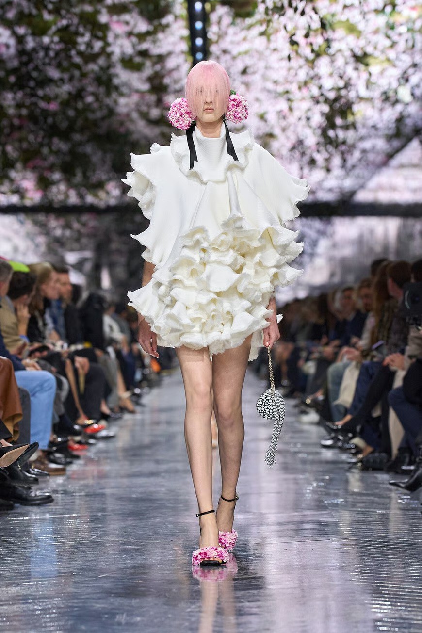 Hinh anh Jonathan Anderson và phép thử Haute Couture: “Kẻ dị biệt” học cách khiêm nhường tại Dior 20