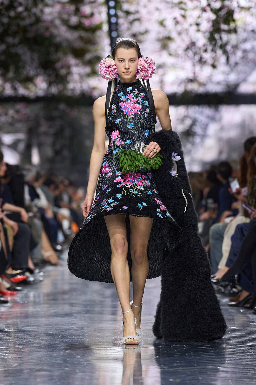 Hinh anh Jonathan Anderson và phép thử Haute Couture: “Kẻ dị biệt” học cách khiêm nhường tại Dior 19