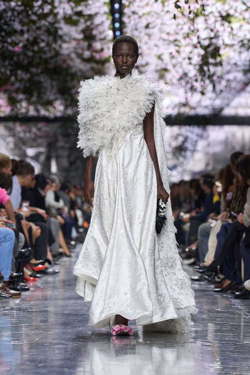 Hinh anh Jonathan Anderson và phép thử Haute Couture: “Kẻ dị biệt” học cách khiêm nhường tại Dior 16