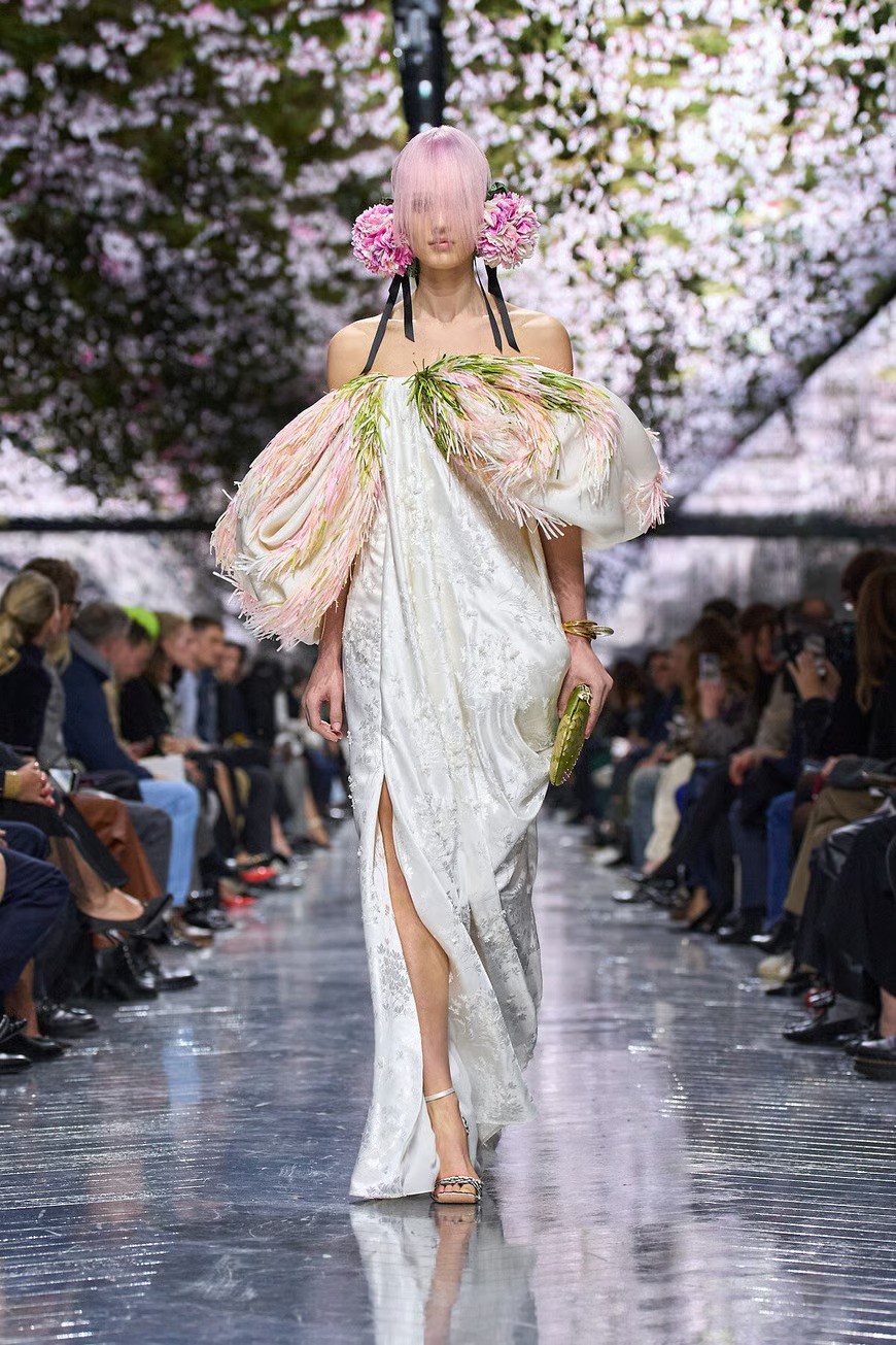 Hinh anh Jonathan Anderson và phép thử Haute Couture: “Kẻ dị biệt” học cách khiêm nhường tại Dior 17