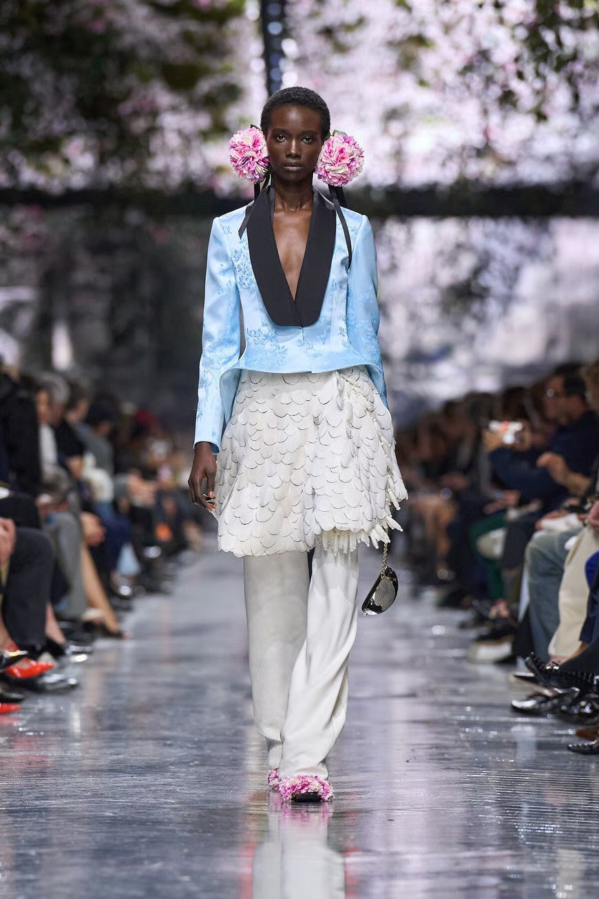 Hinh anh Jonathan Anderson và phép thử Haute Couture: “Kẻ dị biệt” học cách khiêm nhường tại Dior 2