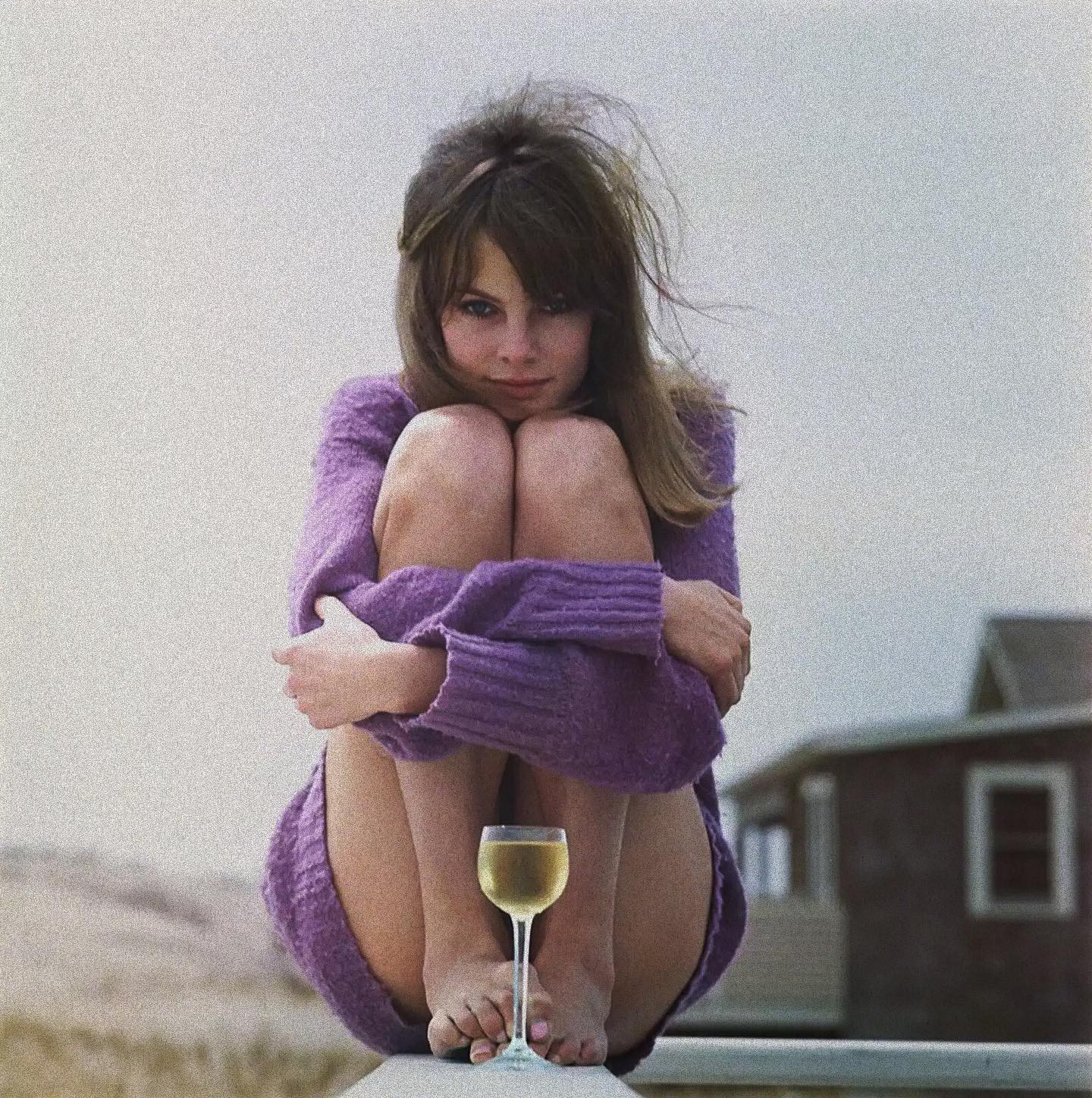 Hinh anh Andy Warhol từng nói rằng Edie là một ngôi sao vì cô cháy quá rực rỡ và chính sự rực rỡ ngắn ngủi ấy đã trở thành huyền thoại. 18