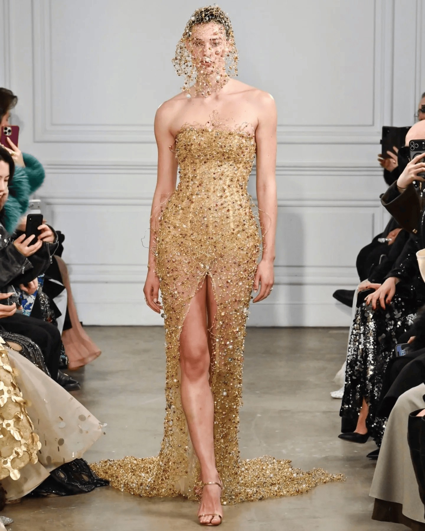 Hinh anh Phan Huy dệt nên giấc mộng hoàng triều với "Cành Vàng Lá Ngọc" tại Haute Couture SS26 27