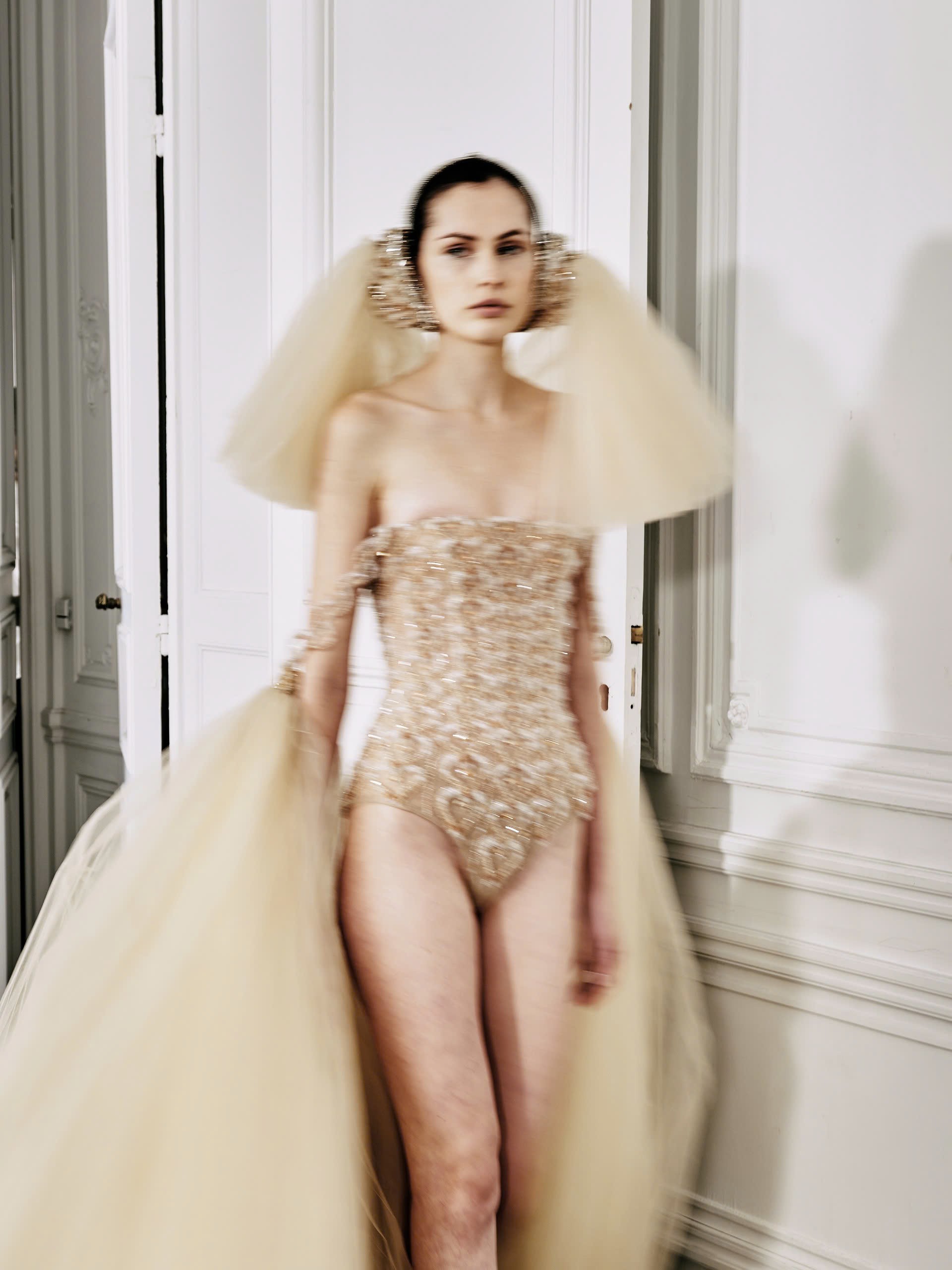 Hinh anh Phan Huy dệt nên giấc mộng hoàng triều với "Cành Vàng Lá Ngọc" tại Haute Couture SS26 12