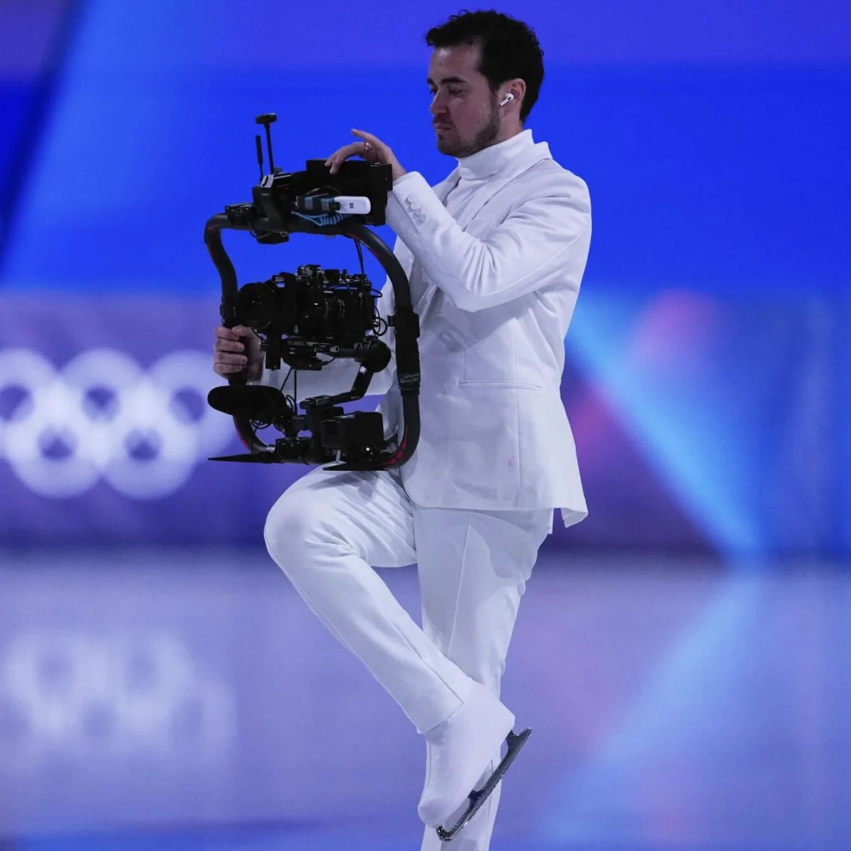 Hinh anh Tôi không chỉ quay phim một màn trình diễn, tôi đang tham gia vào màn trình diễn đó. Nếu tôi trượt sai một nhịp, cả khung hình sẽ gãy - Cowan chia sẻ trong một bài phỏng vấn về sự đồng bộ giữa người quay và người diễn. 1