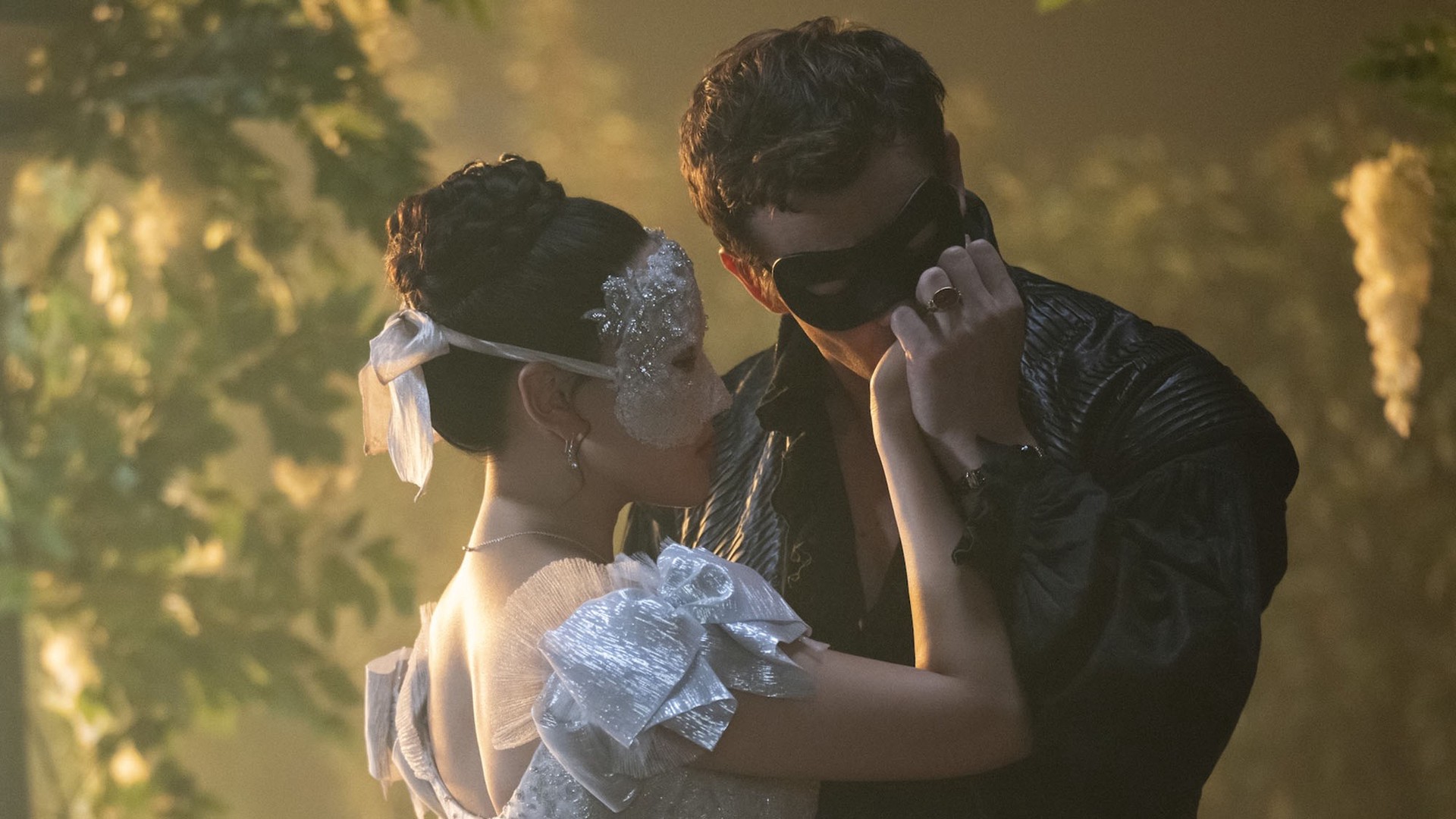 Bridgerton mùa 4: Chuyện tình Lọ Lem kiểu Anh có đủ nhiệt?`