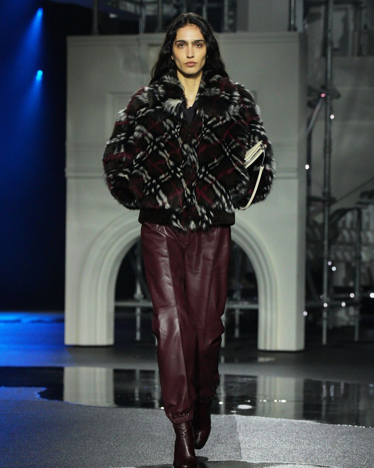 Hinh anh Burberry Thu 2026: Daniel Lee tái định vị di sản trench coat tại London Fashion Week 12