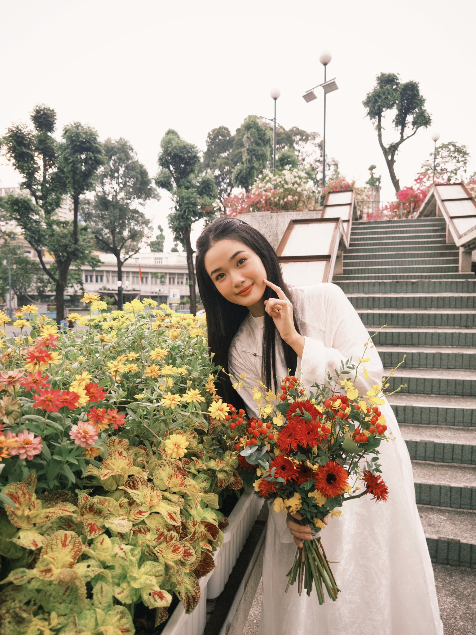 Hinh anh Nếu các gia đình khác đêm giao thừa có thể ăn cơm tất niên, xem Táo Quân, thì gia đình tôi đón Tết rất khác. Mấy mẹ con đi làm, một mình ba ở lại thành phố. Tết đến, bạn bè xúng xính quần áo mới đi chơi, còn đó lại là lúc tôi thấy mình xấu nhất - diễn viên Ngọc Xuân. 1