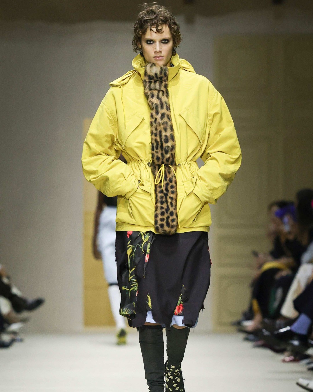 Hinh anh Prada FW 2026: Nghệ thuật layering từ sàn diễn đến đời sống đương đại 3