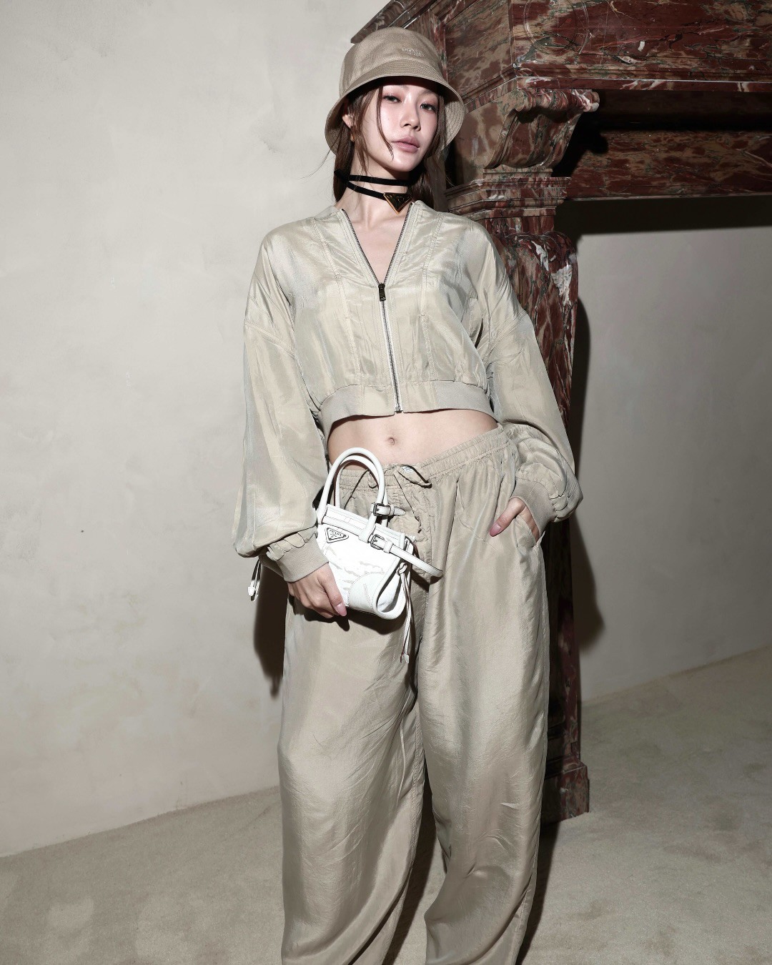 Hinh anh Prada FW 2026: Nghệ thuật layering từ sàn diễn đến đời sống đương đại 2