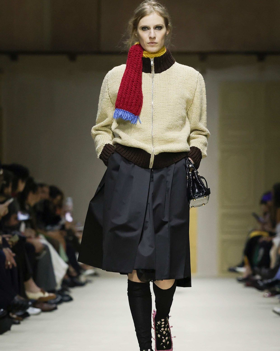 Hinh anh Prada FW 2026: Nghệ thuật layering từ sàn diễn đến đời sống đương đại 4