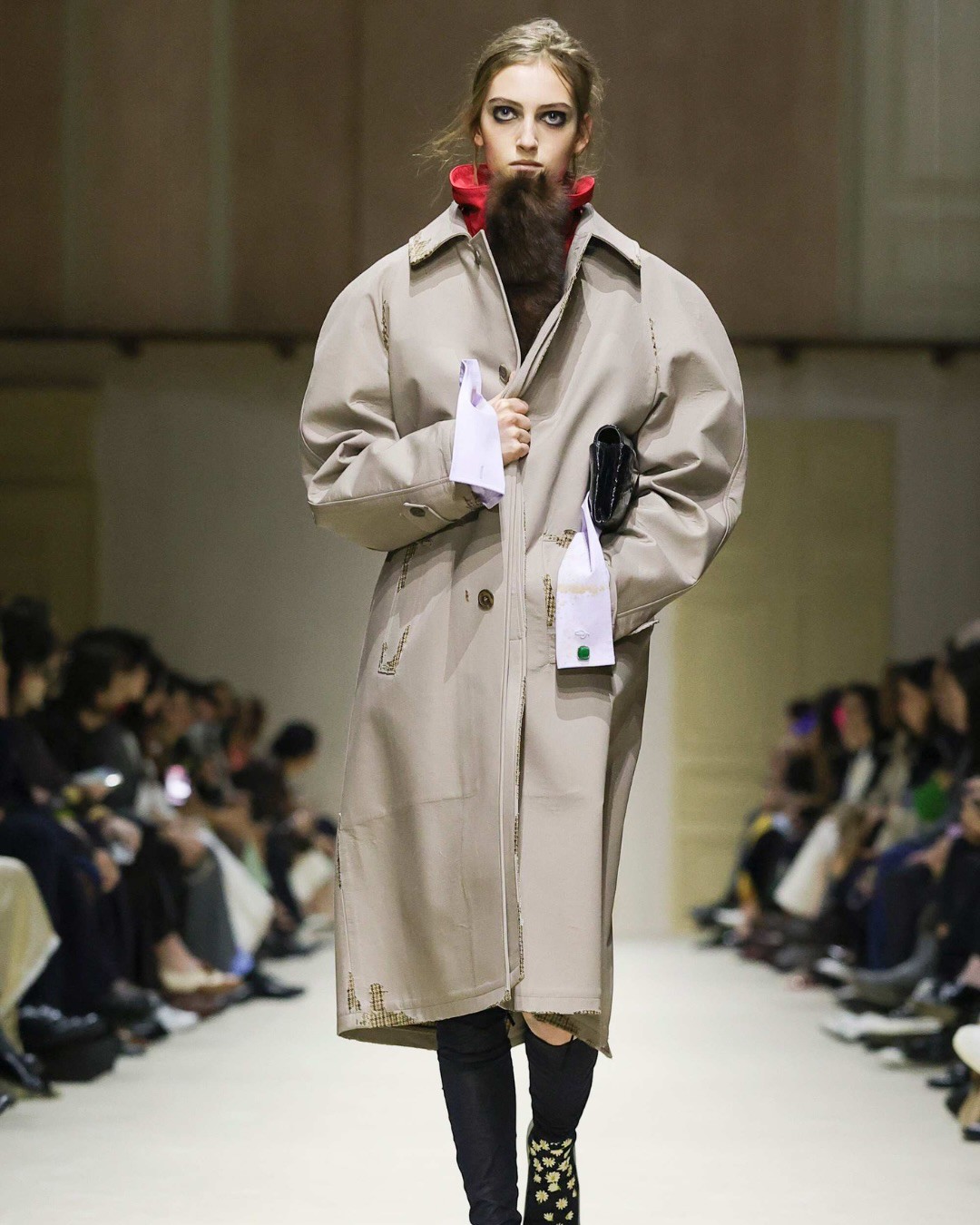 Hinh anh Prada FW 2026: Nghệ thuật layering từ sàn diễn đến đời sống đương đại 12