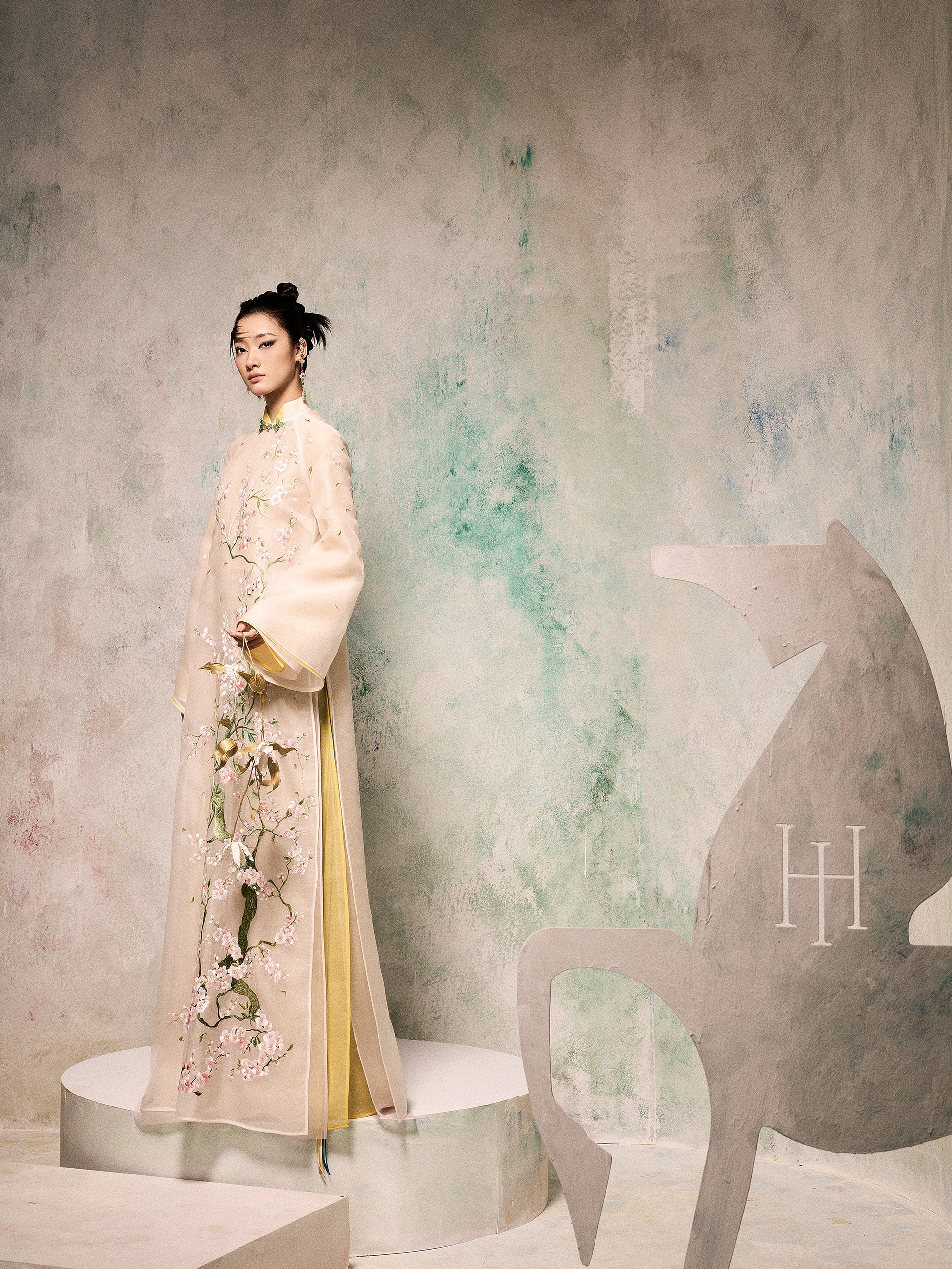 Hinh anh NTK Huy Trần mượn hình tượng Linh Mã khắc họa chân dung người phụ nữ hiện đại 2