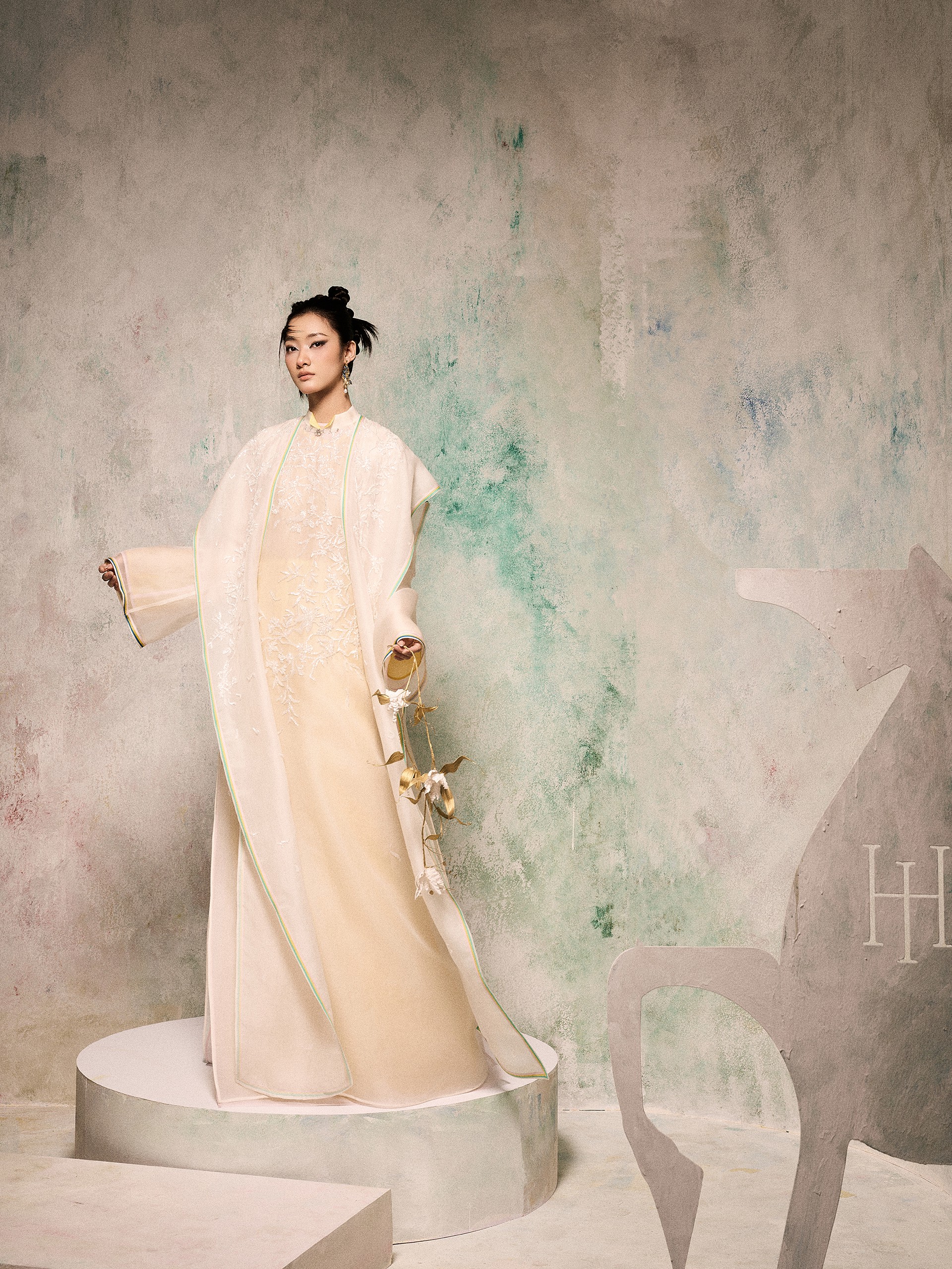 Hinh anh NTK Huy Trần mượn hình tượng Linh Mã khắc họa chân dung người phụ nữ hiện đại 6