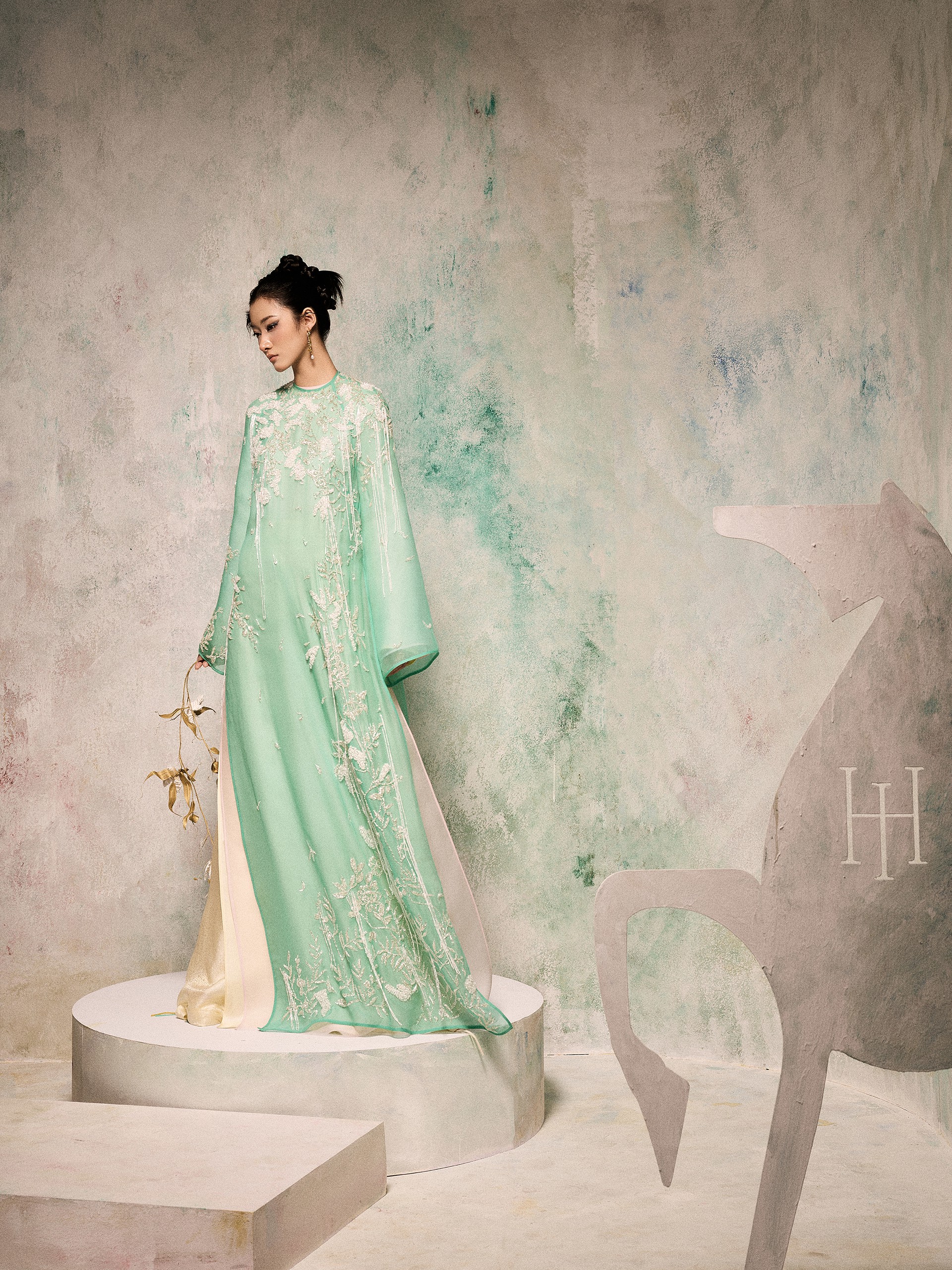 Hinh anh NTK Huy Trần mượn hình tượng Linh Mã khắc họa chân dung người phụ nữ hiện đại 3