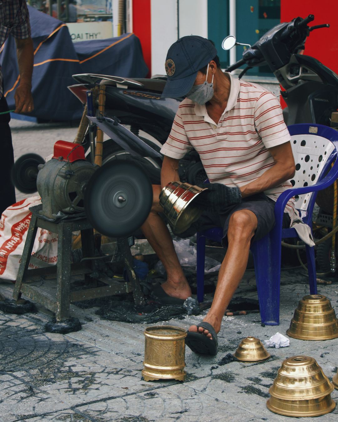 Hinh anh Nghề đánh bóng lư đồng: Bên ánh vàng và chiếc giẻ lau sẫm màu 5