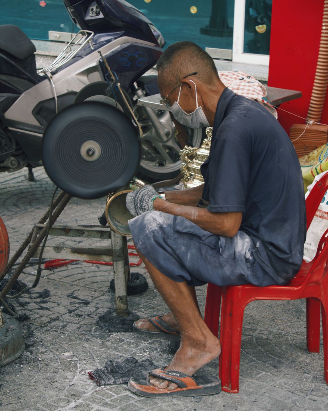 Hinh anh Nghề đánh bóng lư đồng: Bên ánh vàng và chiếc giẻ lau sẫm màu 11