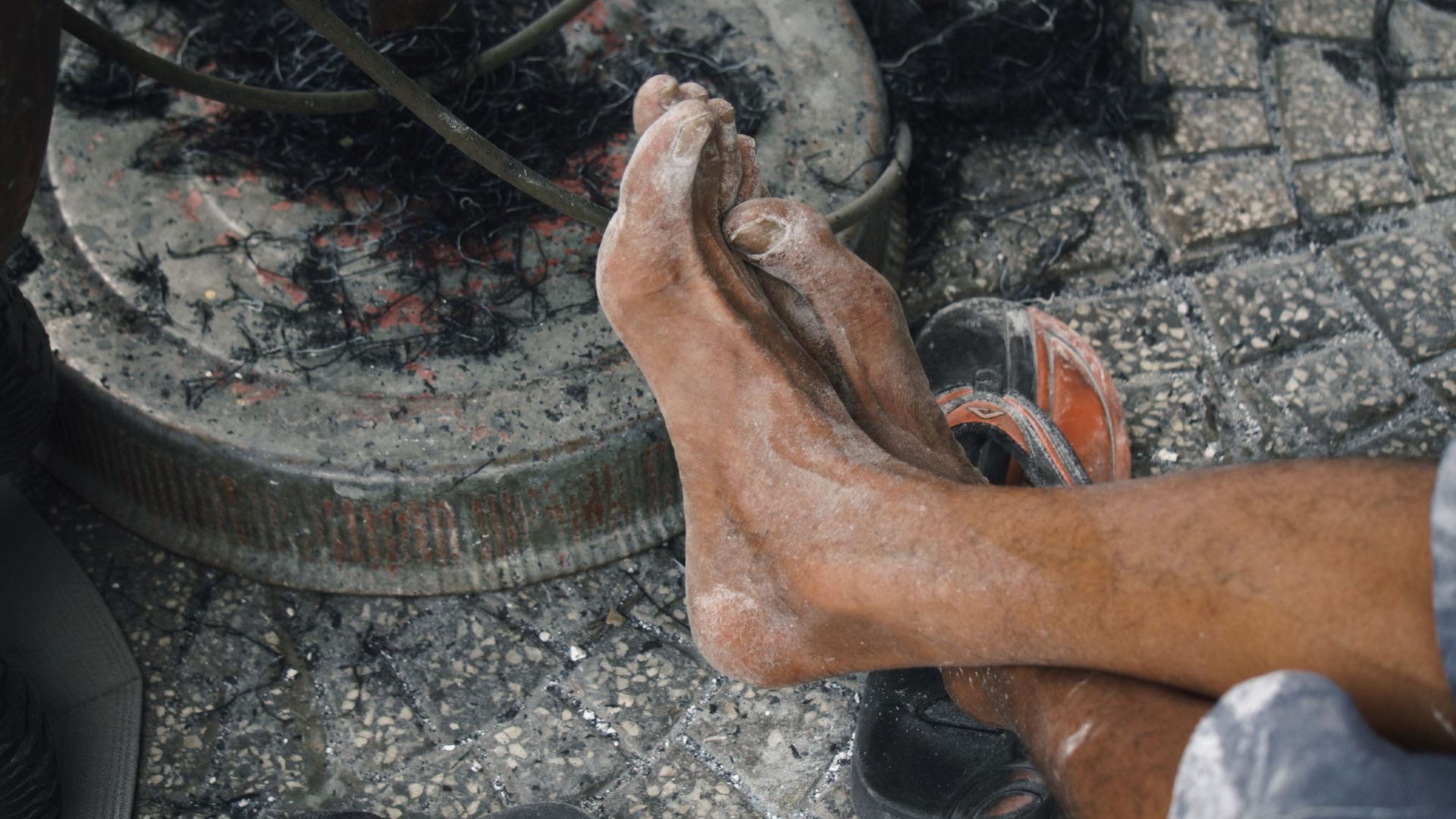 Hinh anh Nghề đánh bóng lư đồng: Bên ánh vàng và chiếc giẻ lau sẫm màu 9