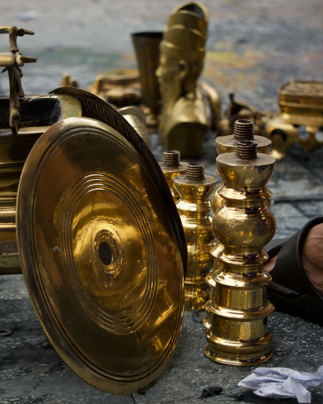Hinh anh Nghề đánh bóng lư đồng: Bên ánh vàng và chiếc giẻ lau sẫm màu 2
