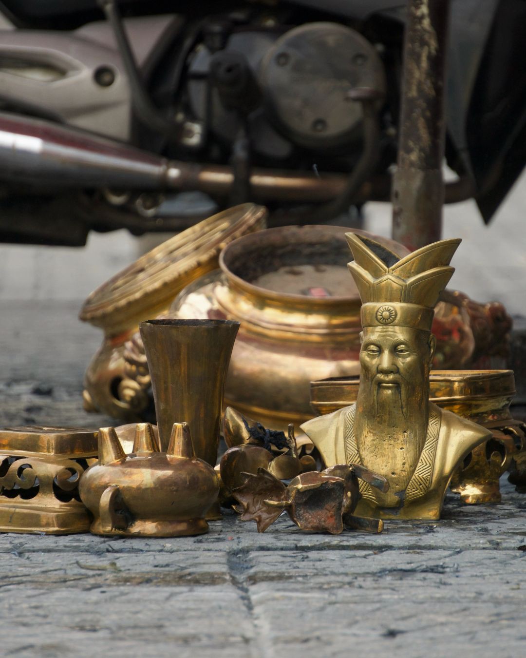 Hinh anh Nghề đánh bóng lư đồng: Bên ánh vàng và chiếc giẻ lau sẫm màu 3