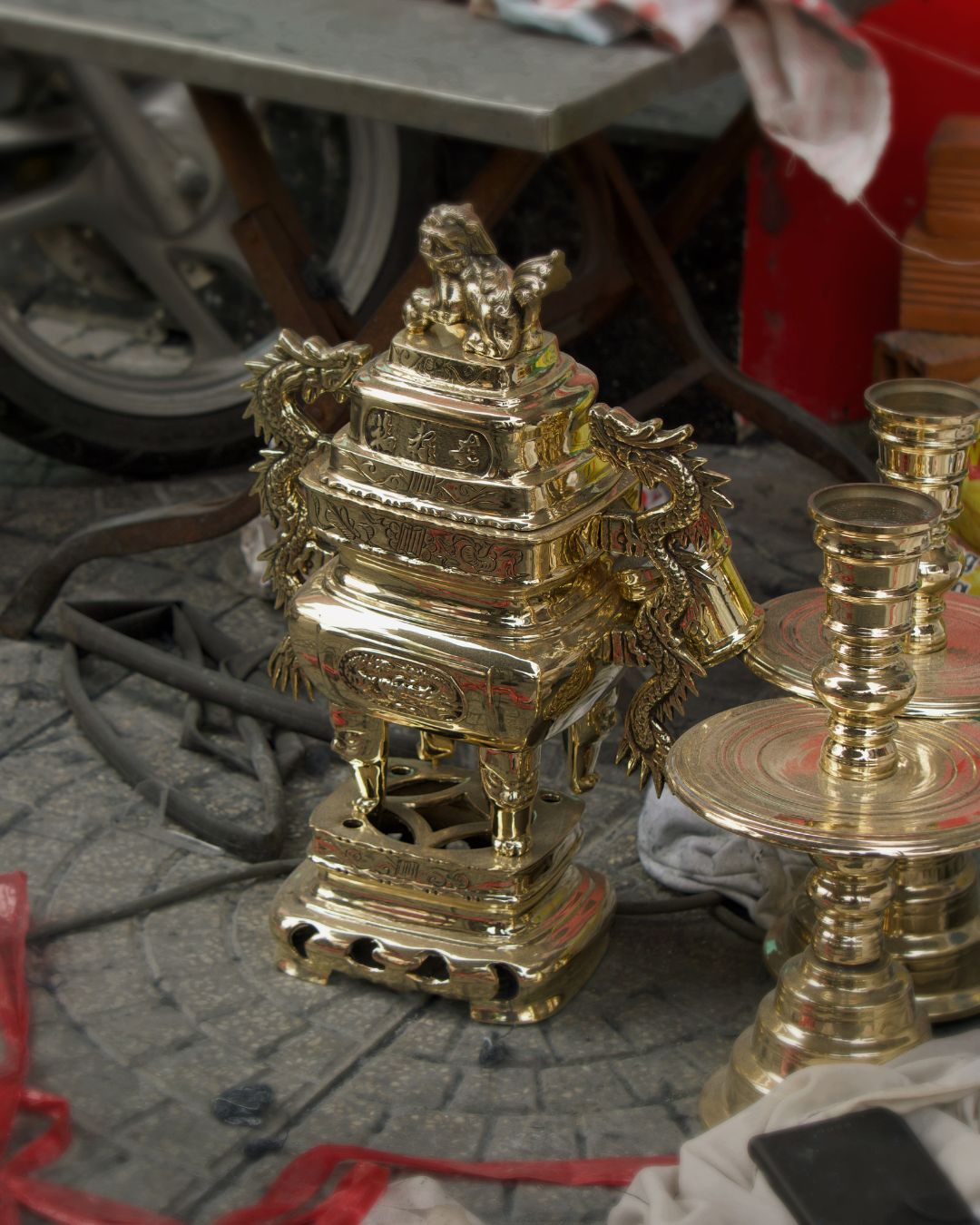 Hinh anh Nghề đánh bóng lư đồng: Bên ánh vàng và chiếc giẻ lau sẫm màu 4