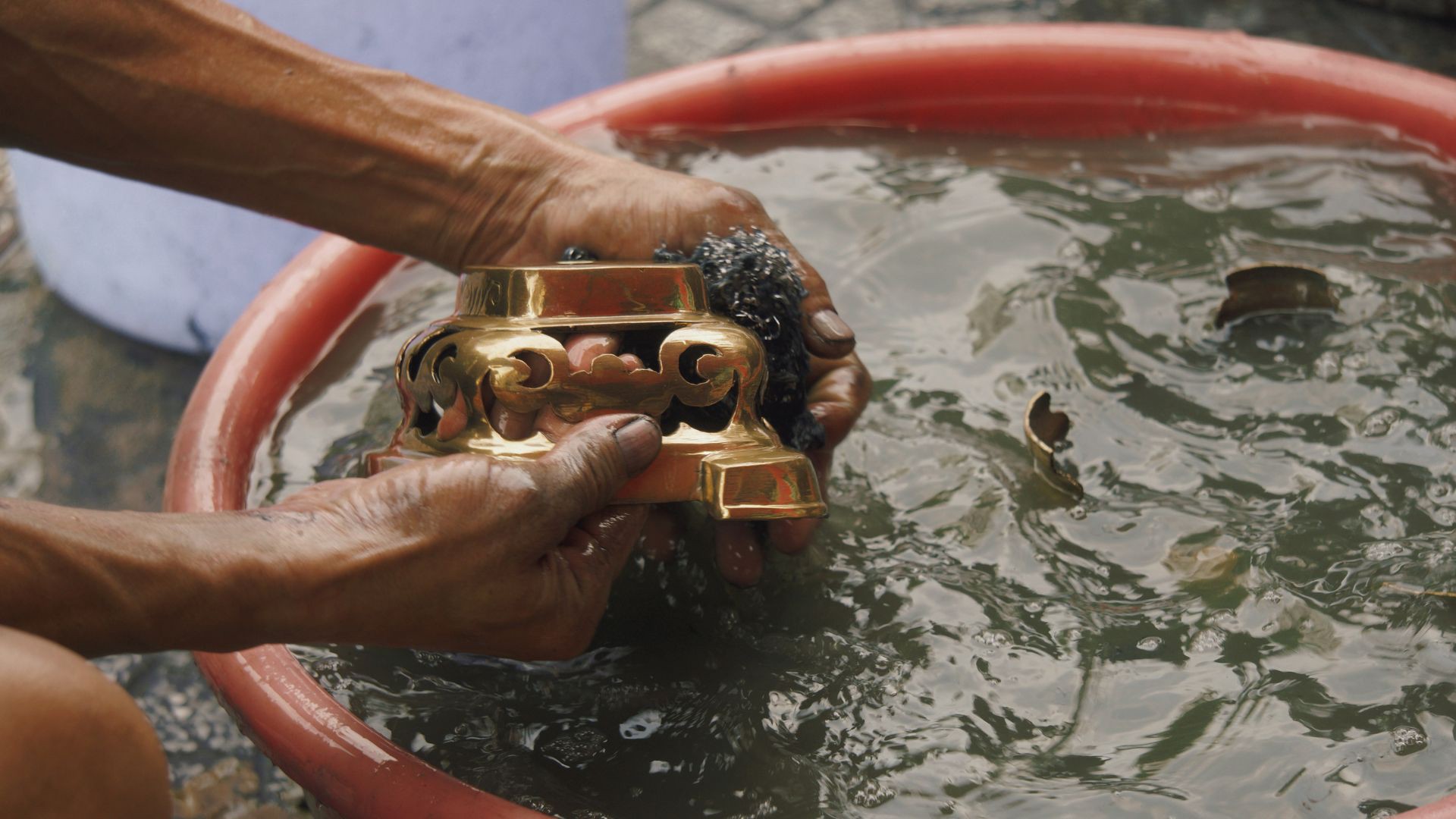 Hinh anh Nghề đánh bóng lư đồng: Bên ánh vàng và chiếc giẻ lau sẫm màu 6