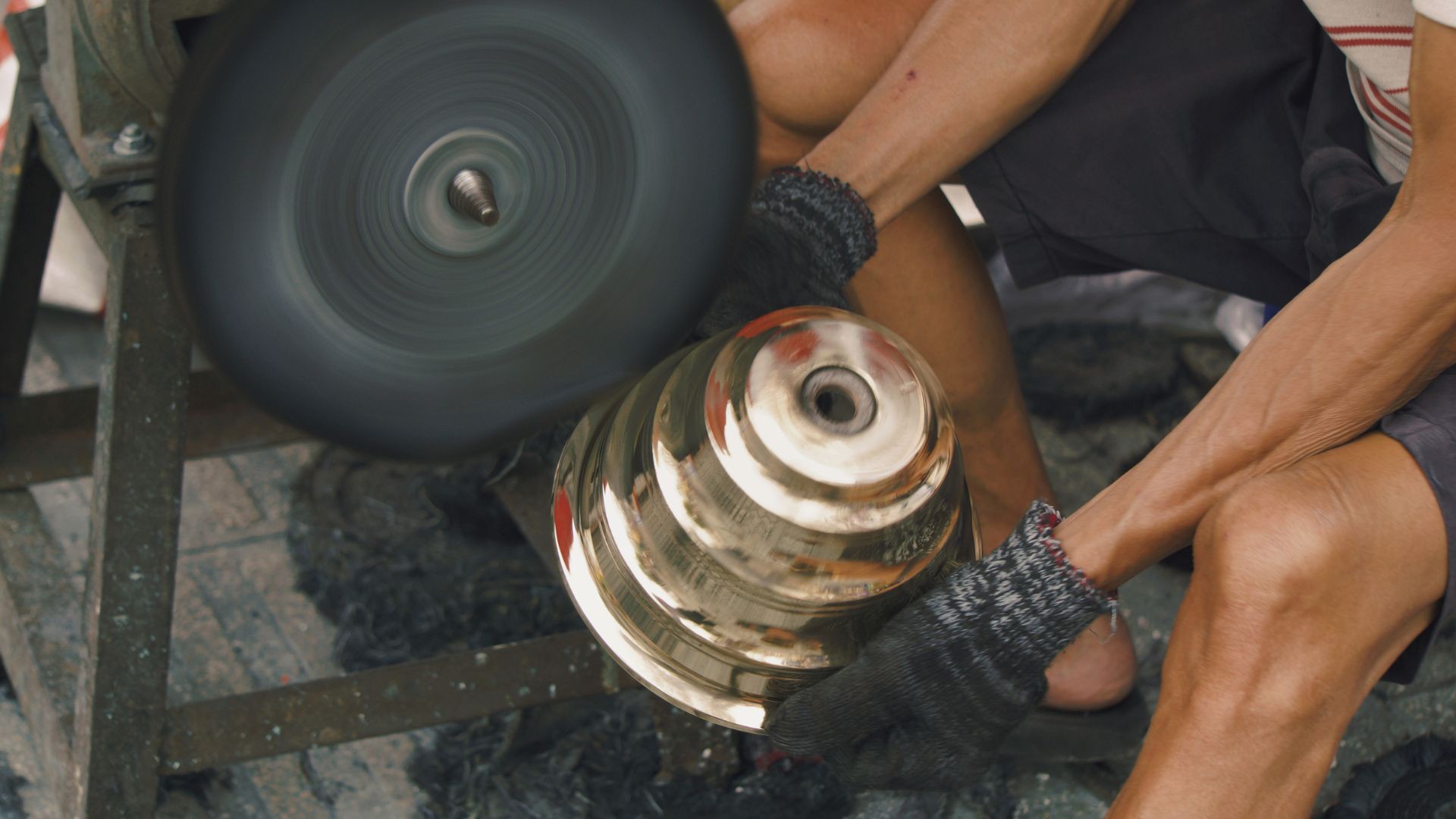 Hinh anh Nghề đánh bóng lư đồng: Bên ánh vàng và chiếc giẻ lau sẫm màu 7