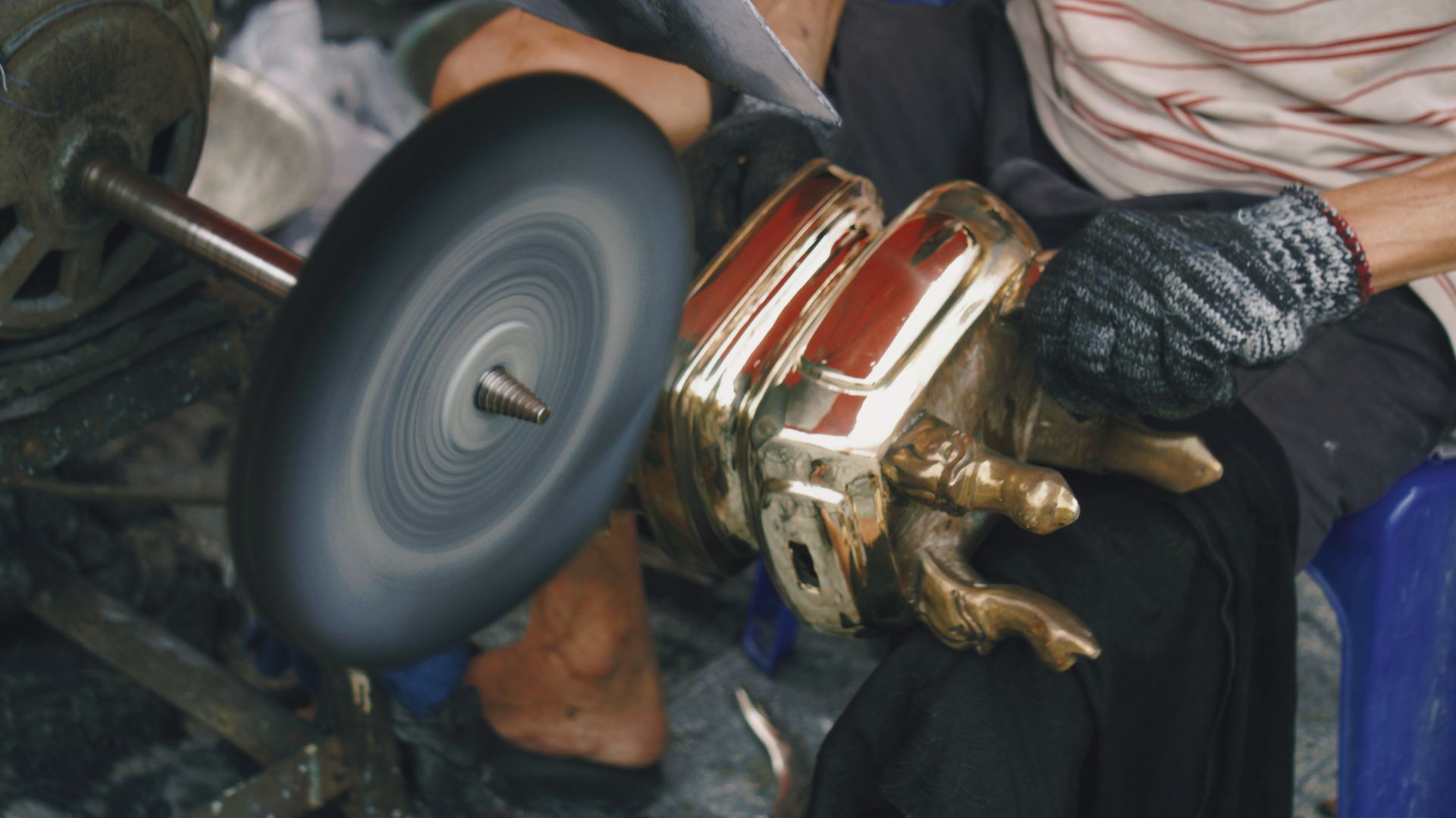 Hinh anh Nghề đánh bóng lư đồng: Bên ánh vàng và chiếc giẻ lau sẫm màu 8