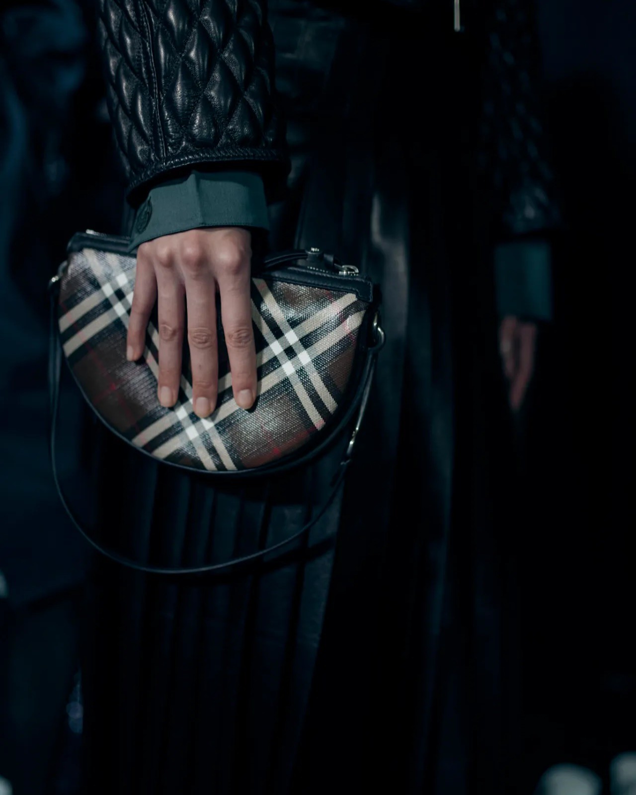 Hinh anh Burberry Thu 2026: Daniel Lee tái định vị di sản trench coat tại London Fashion Week 8