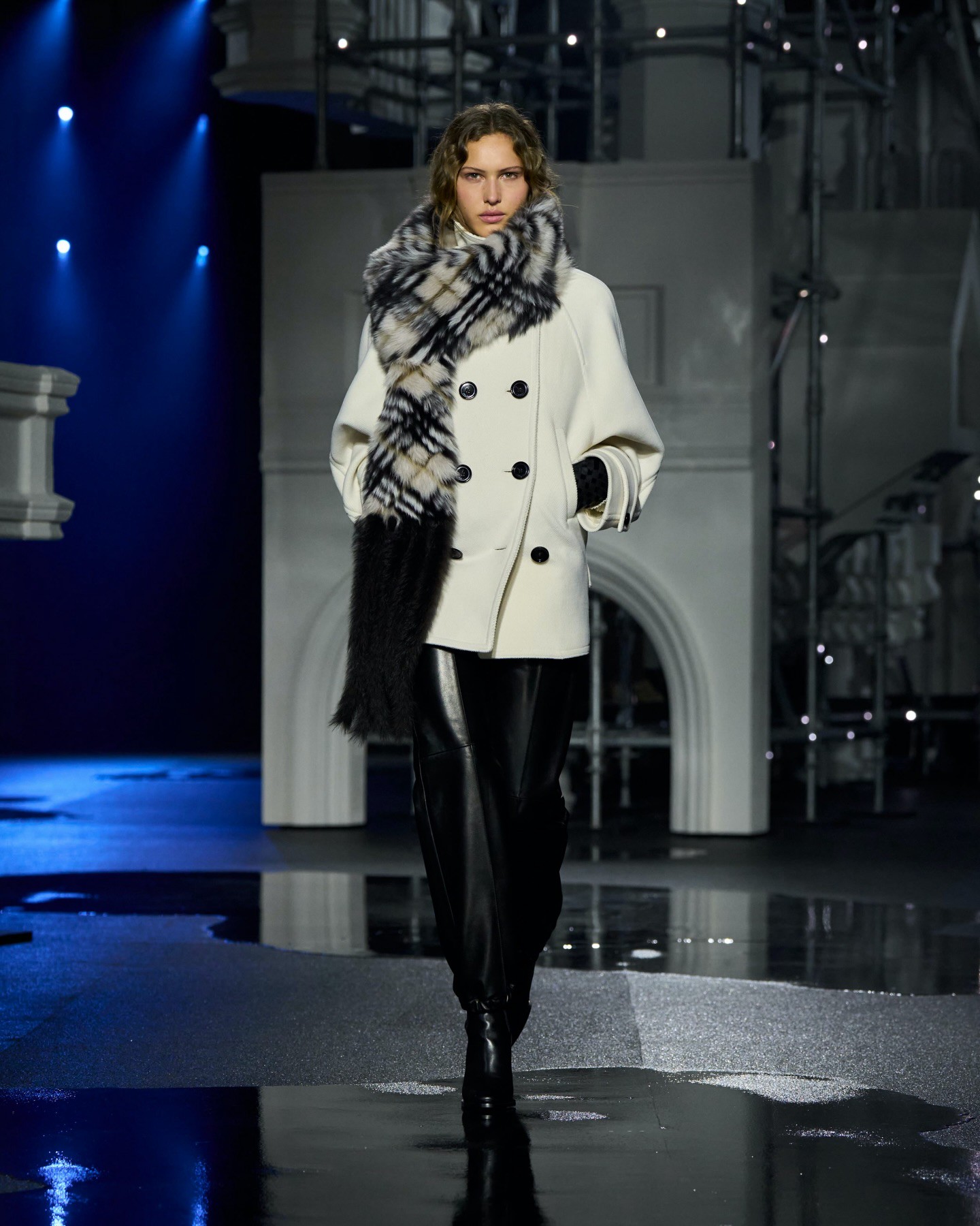 Hinh anh Burberry Thu 2026: Daniel Lee tái định vị di sản trench coat tại London Fashion Week 23