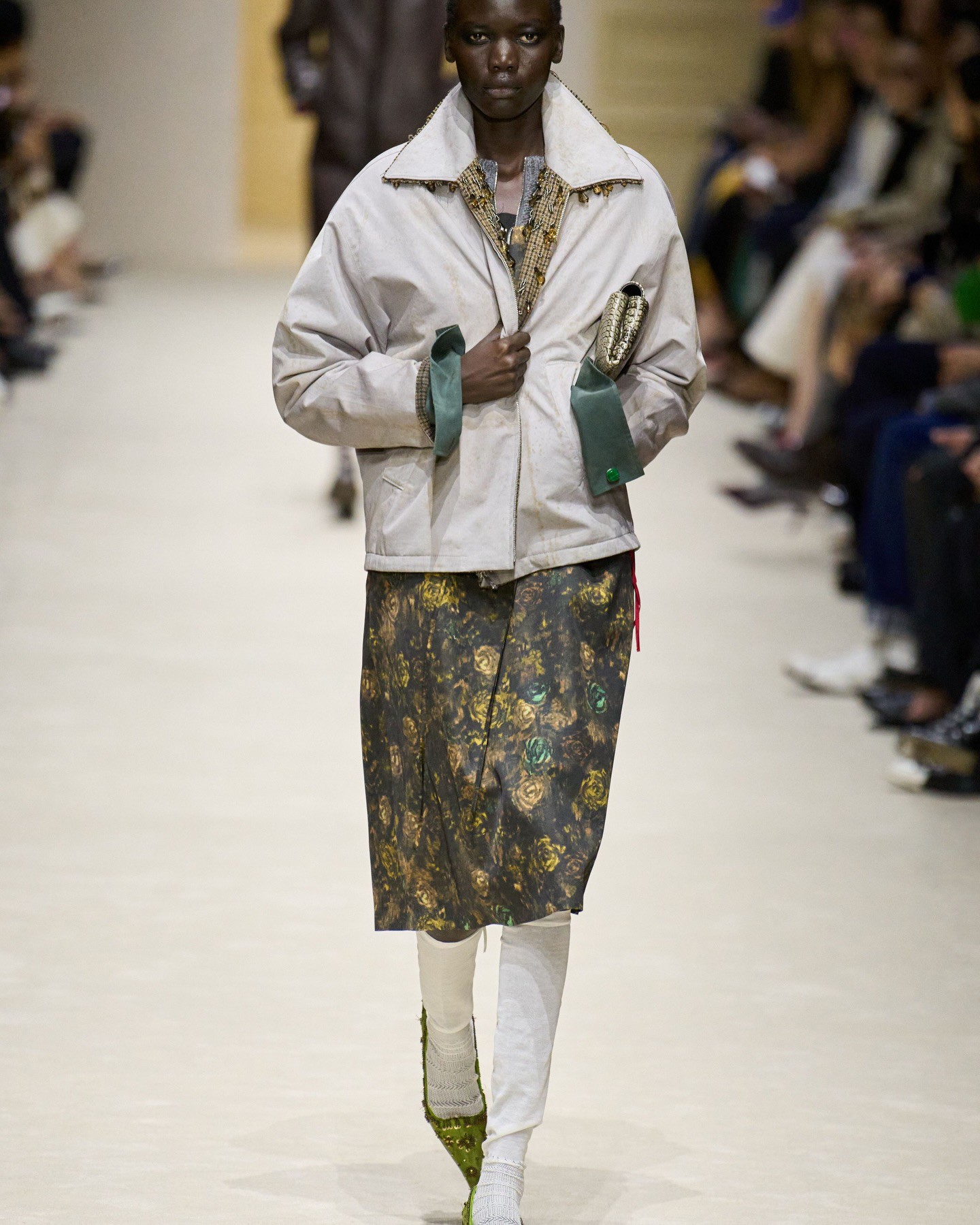 Hinh anh Prada FW 2026: Nghệ thuật layering từ sàn diễn đến đời sống đương đại 16