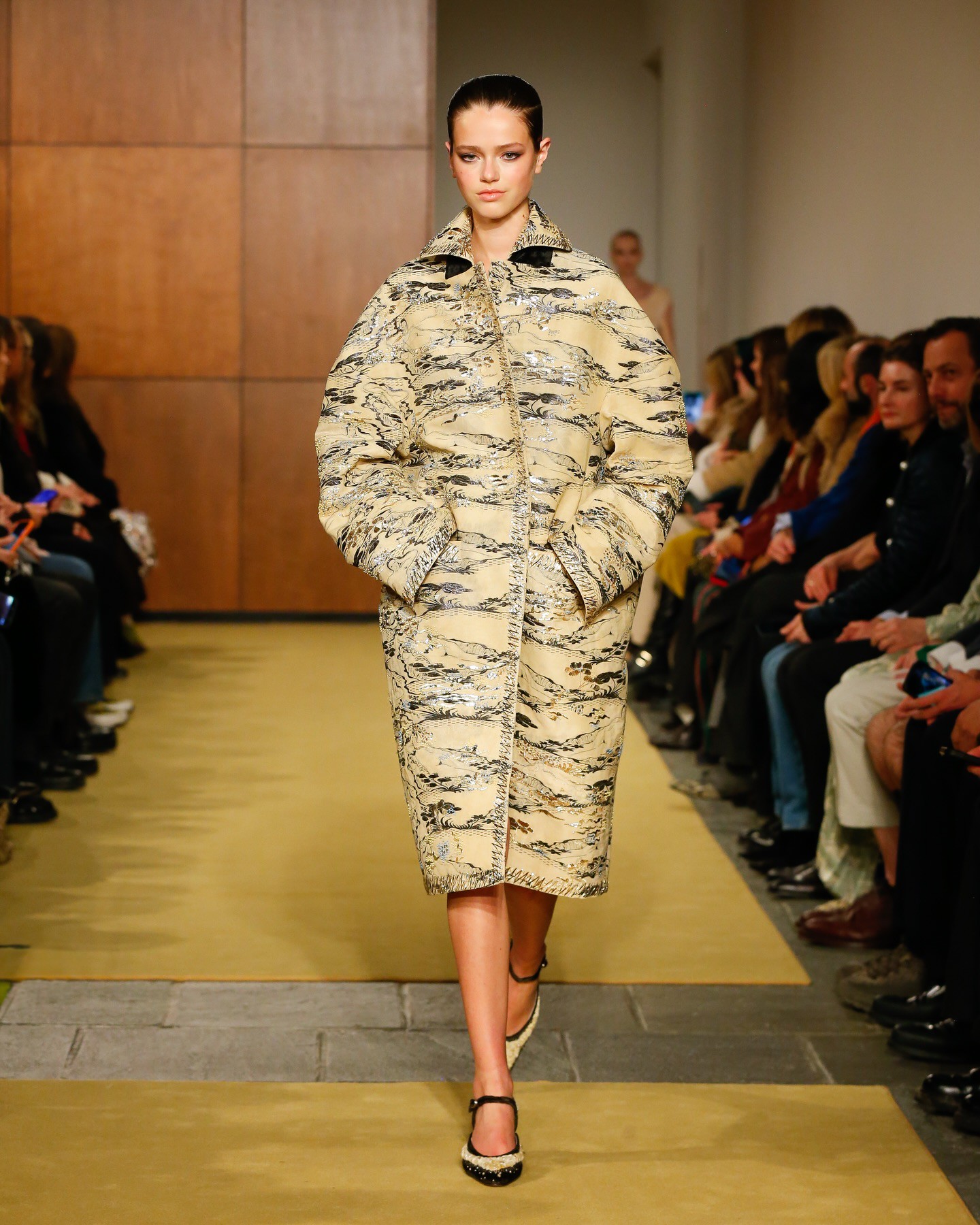 Hinh anh Tory Burch Fall/ Winter 2026: Bàn về sự trường tồn 25