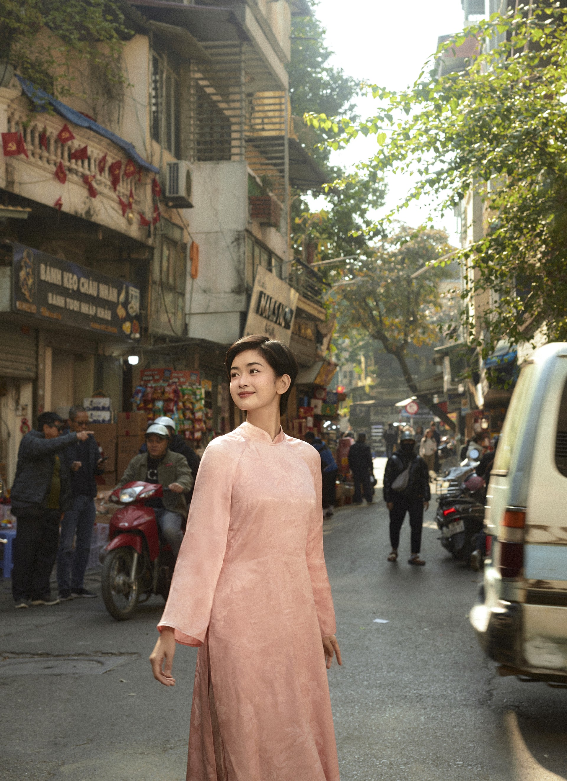 Hinh anh Nếu các gia đình khác đêm giao thừa có thể ăn cơm tất niên, xem Táo Quân, thì gia đình tôi đón Tết rất khác. Mấy mẹ con đi làm, một mình ba ở lại thành phố. Tết đến, bạn bè xúng xính quần áo mới đi chơi, còn đó lại là lúc tôi thấy mình xấu nhất - diễn viên Ngọc Xuân. 3