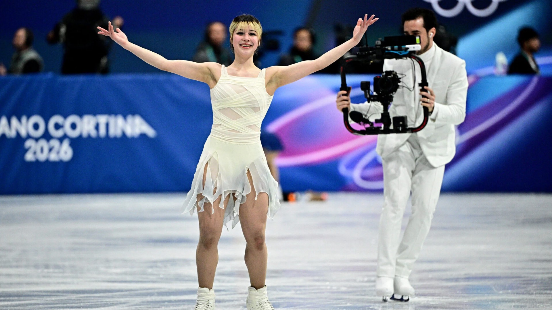 Phía sau những cú xoay trên mặt băng: Cuộc đua tiếp sức của những “vũ công” cầm máy