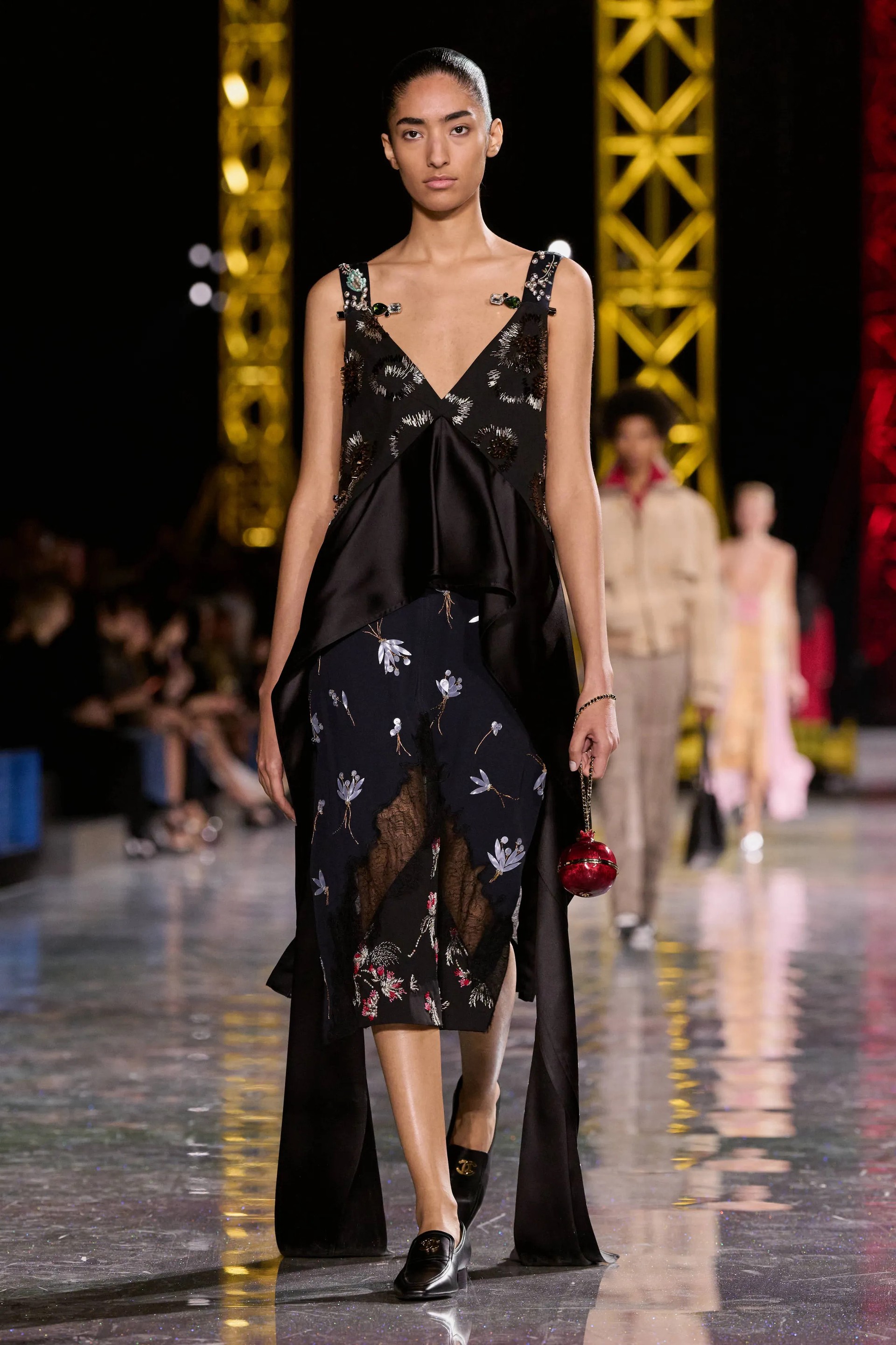 Hinh anh Phom hạ eo vì vậy xuất hiện lặp lại xuyên suốt bộ sưu tập, từ váy dài, chân váy xếp ly cho đến các bộ suit. 2