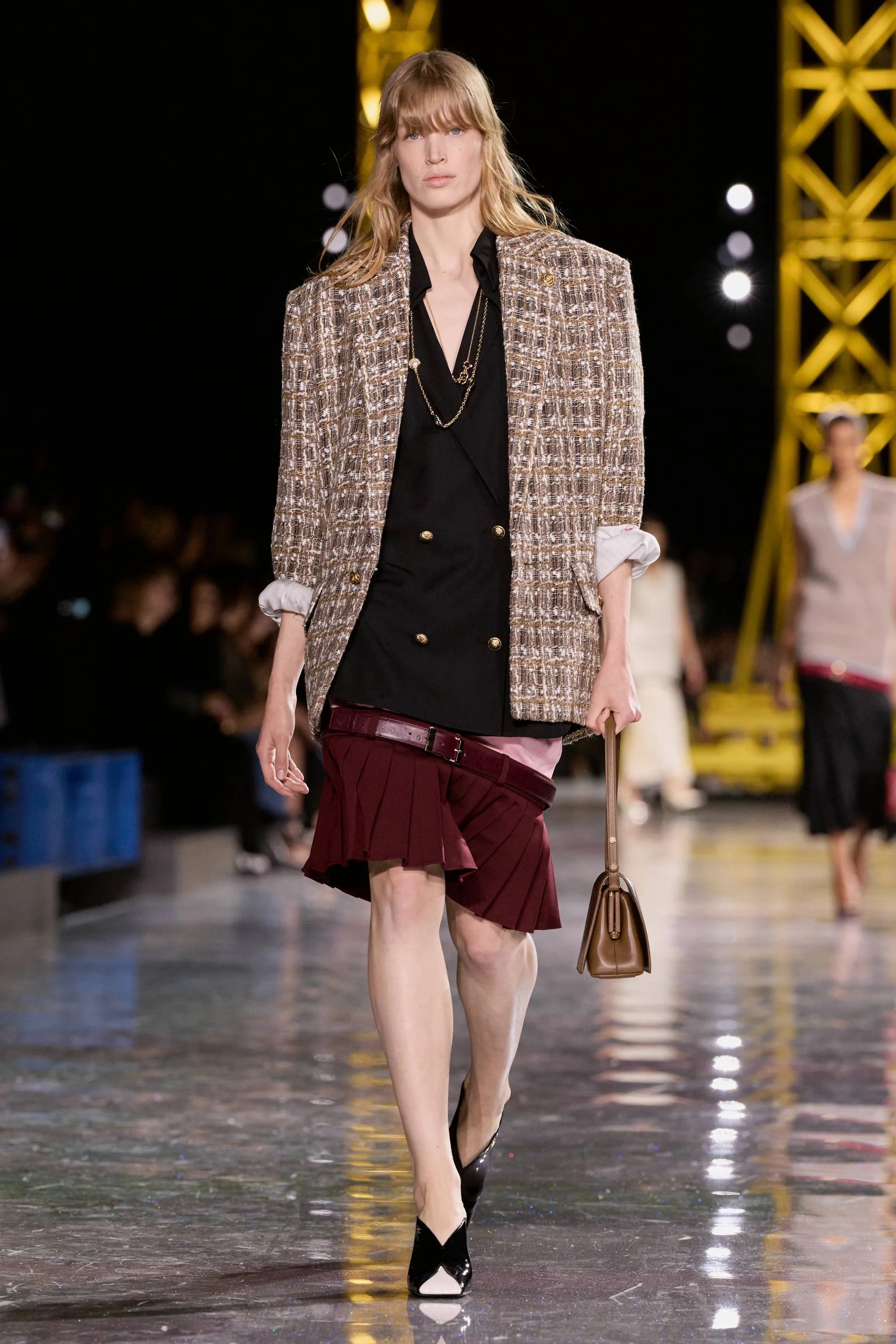 Hinh anh Phom hạ eo vì vậy xuất hiện lặp lại xuyên suốt bộ sưu tập, từ váy dài, chân váy xếp ly cho đến các bộ suit. 1