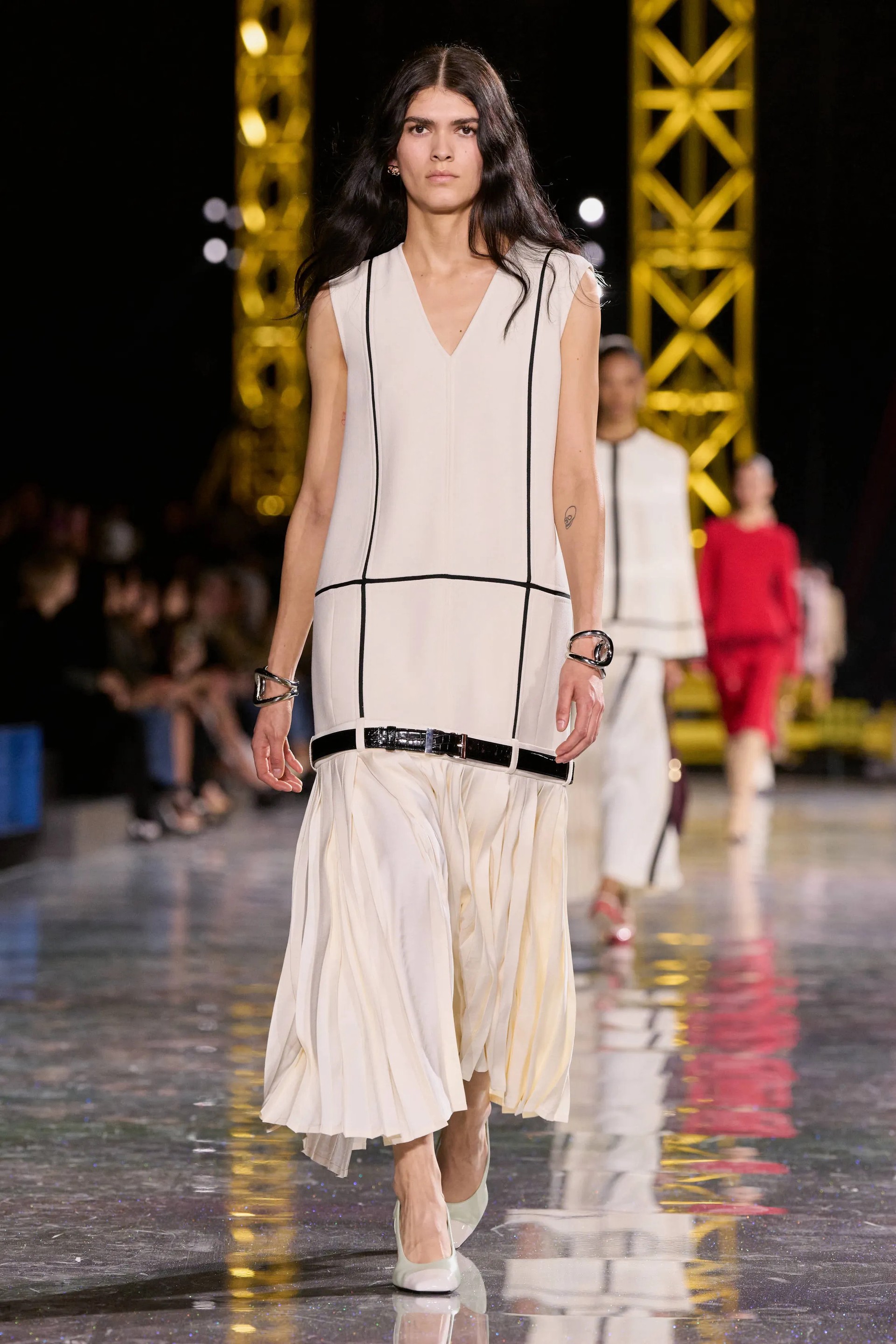 Hinh anh Chính vì vậy, bộ sưu tập Thu Đông 2026 mang đến cảm giác vừa quen thuộc, vừa mới mẻ. Người xem có thể nhận ra những bóng dáng quen thuộc của CHANEL từ gần một thế kỷ trước nhưng đồng thời cũng thấy rõ rằng chúng đã được điều chỉnh để phù hợp với cách thị hiếu của phụ nữ ngày nay. 4