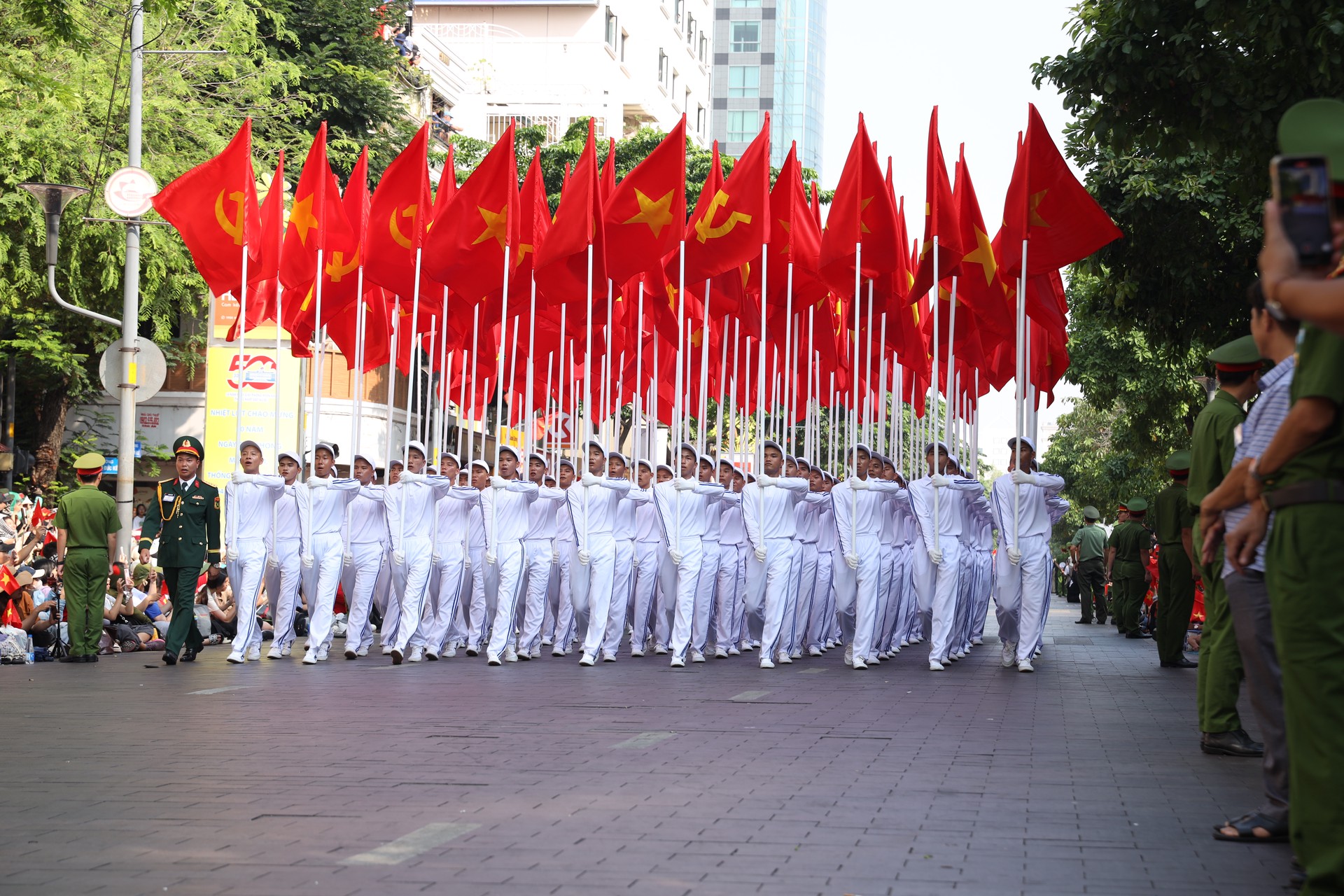 Hinh anh Trở về ngày này năm trước: khi thành phố chuyển mình trong nhịp bước hành quân 2