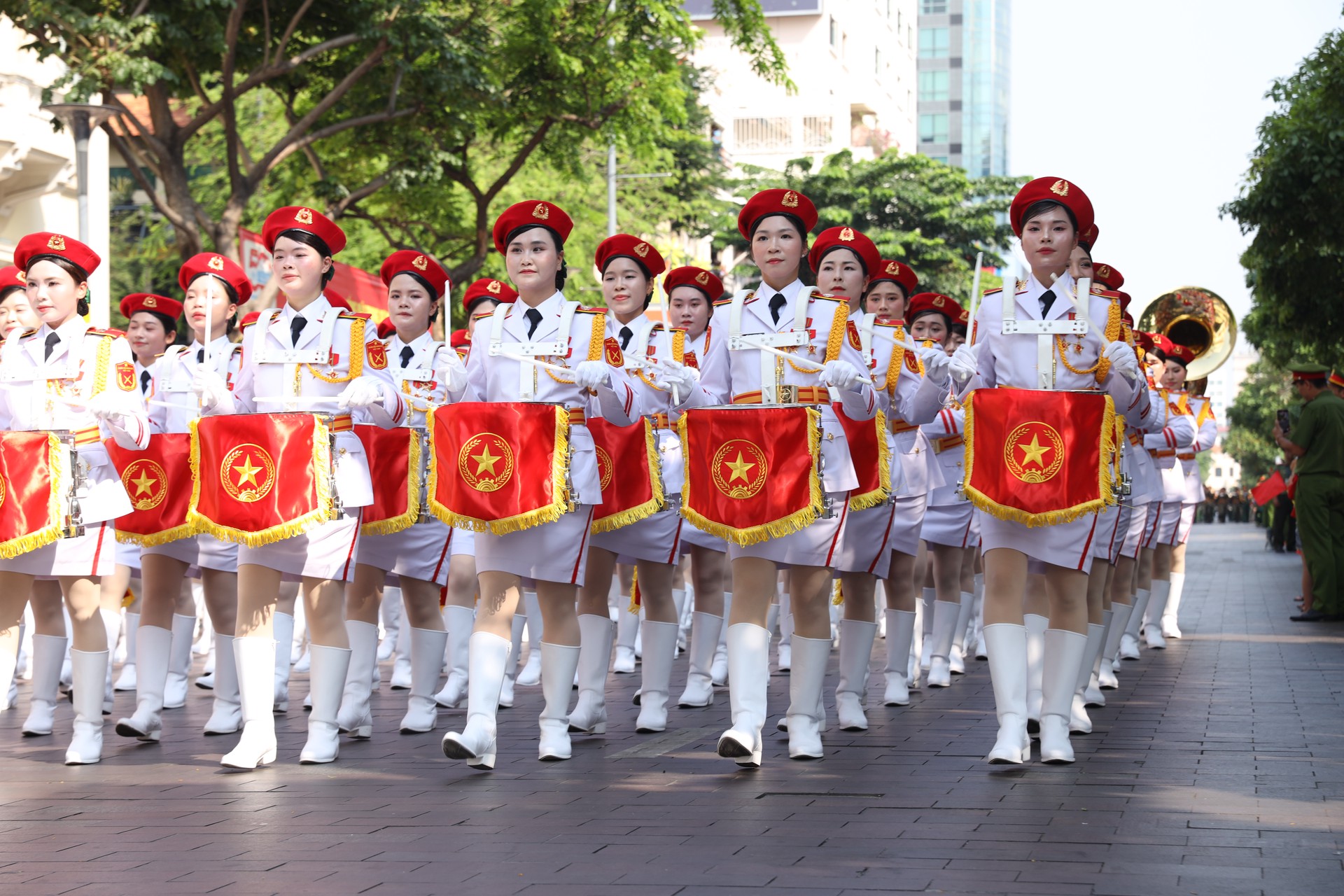 Hinh anh Trở về ngày này năm trước: khi thành phố chuyển mình trong nhịp bước hành quân 3