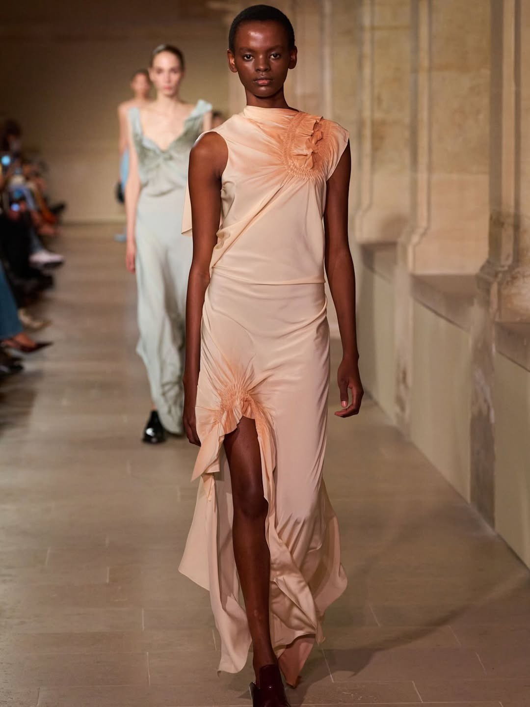 Hinh anh Người mẫu ngoại cỡ có đang dần vắng bóng trên các sàn diễn thời trang lớn? 1