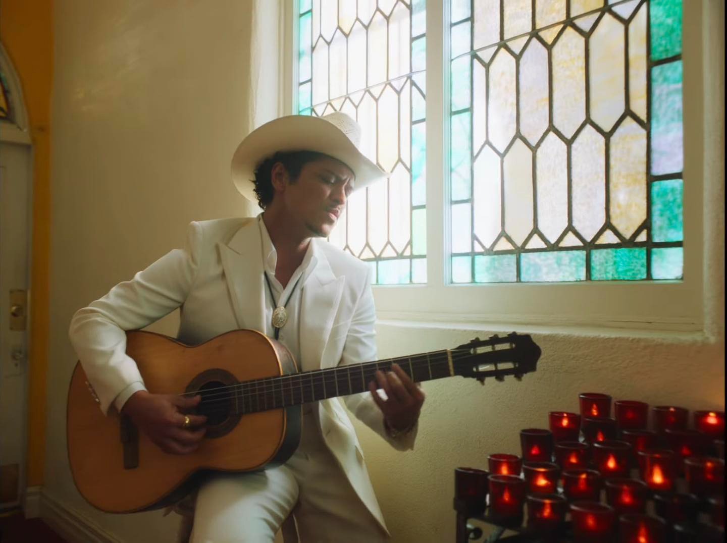 Hinh anh “The Romantic” của Bruno Mars: Hoài niệm, nguồn cội mở lối vườn yêu 6