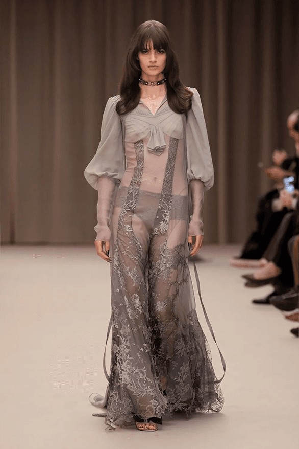 Hinh anh Đâu là những xu hướng làm đẹp được "săn đón" tại Paris Fashion Week 2026?  26