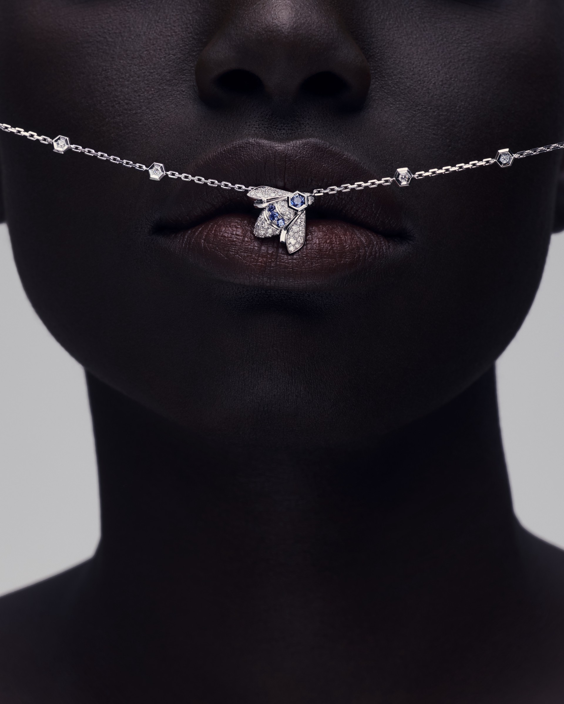 Hinh anh Bee de Chaumet 2026: Bản hòa tấu của ong vàng và ánh sáng 3