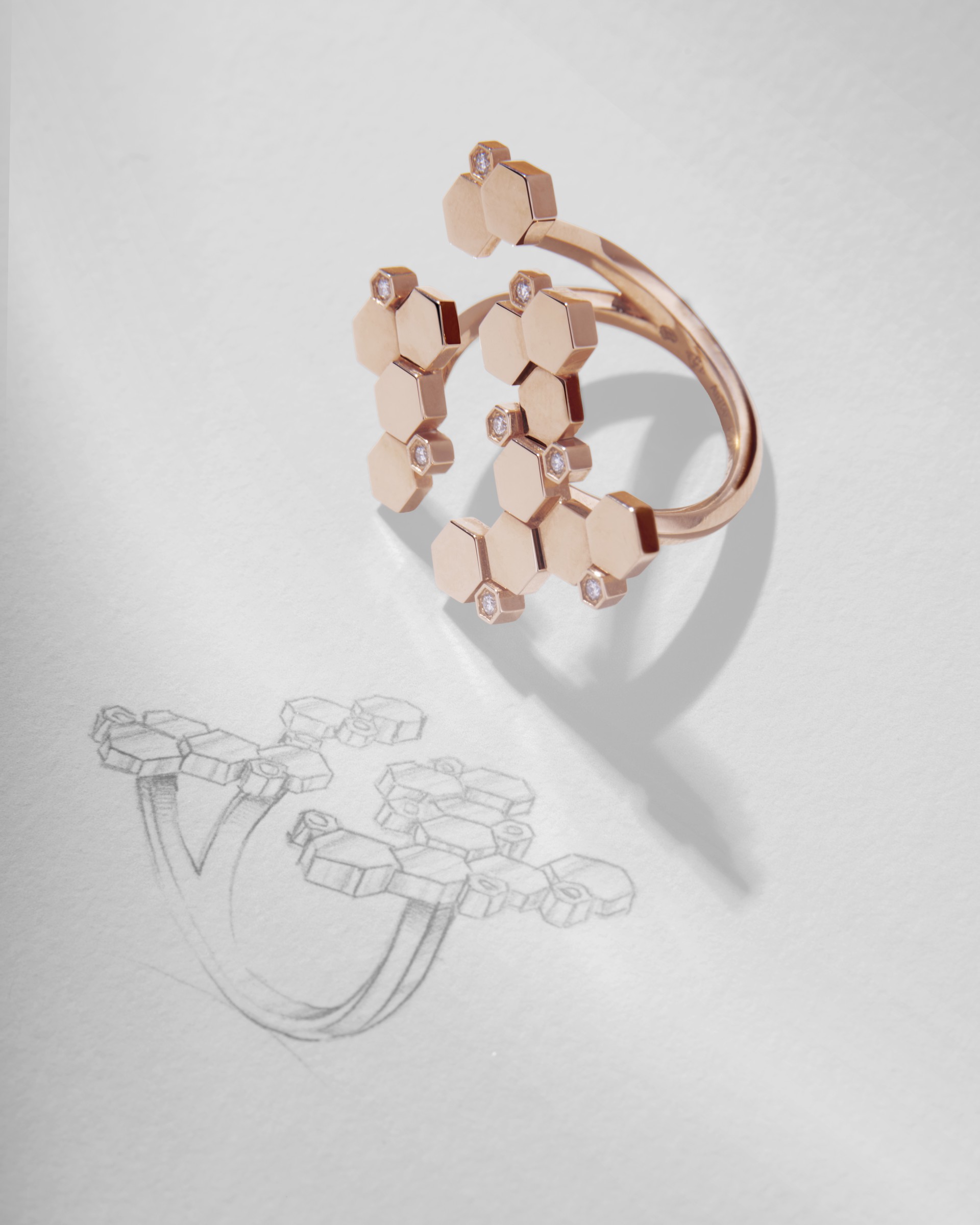 Hinh anh Bee de Chaumet 2026: Bản hòa tấu của ong vàng và ánh sáng 1