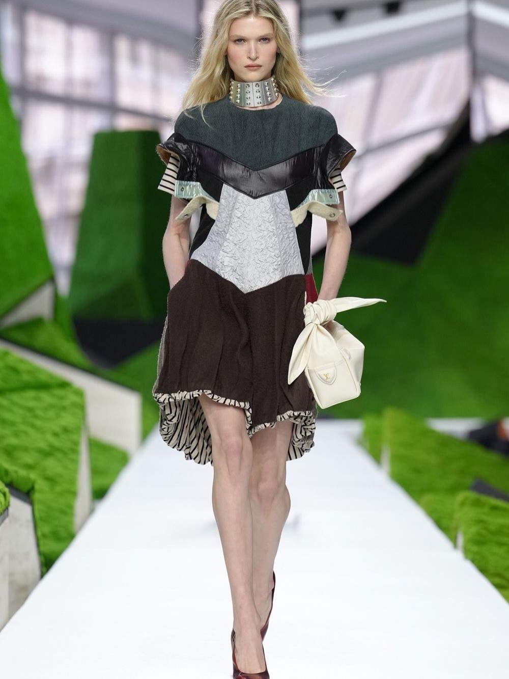 Hinh anh Louis Vuitton Thu Đông 2026: Hành trình thời trang giữa thiên nhiên siêu thực 12