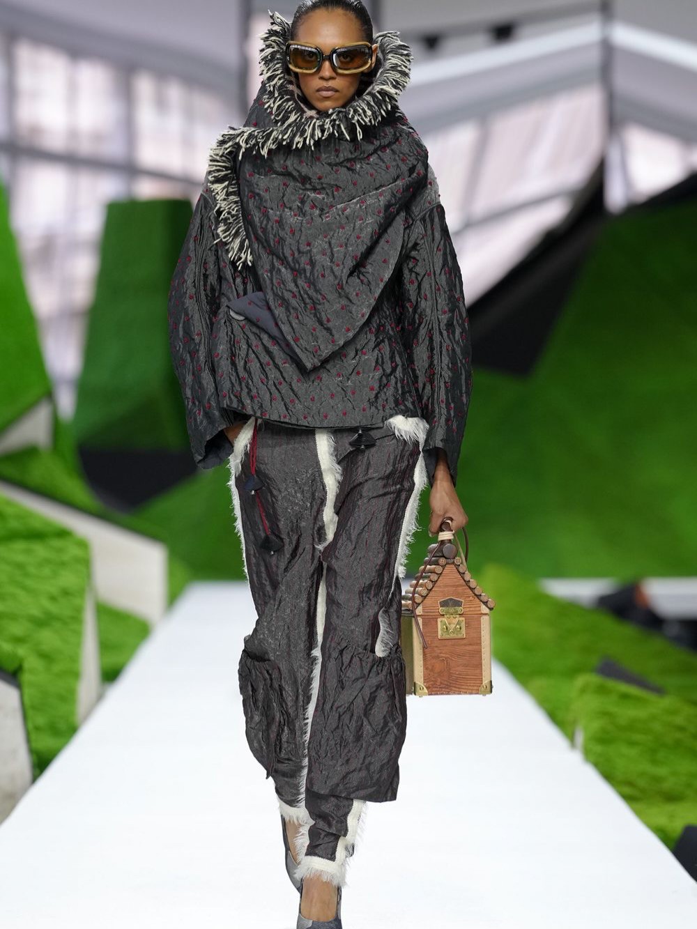 Hinh anh Louis Vuitton Thu Đông 2026: Hành trình thời trang giữa thiên nhiên siêu thực 10