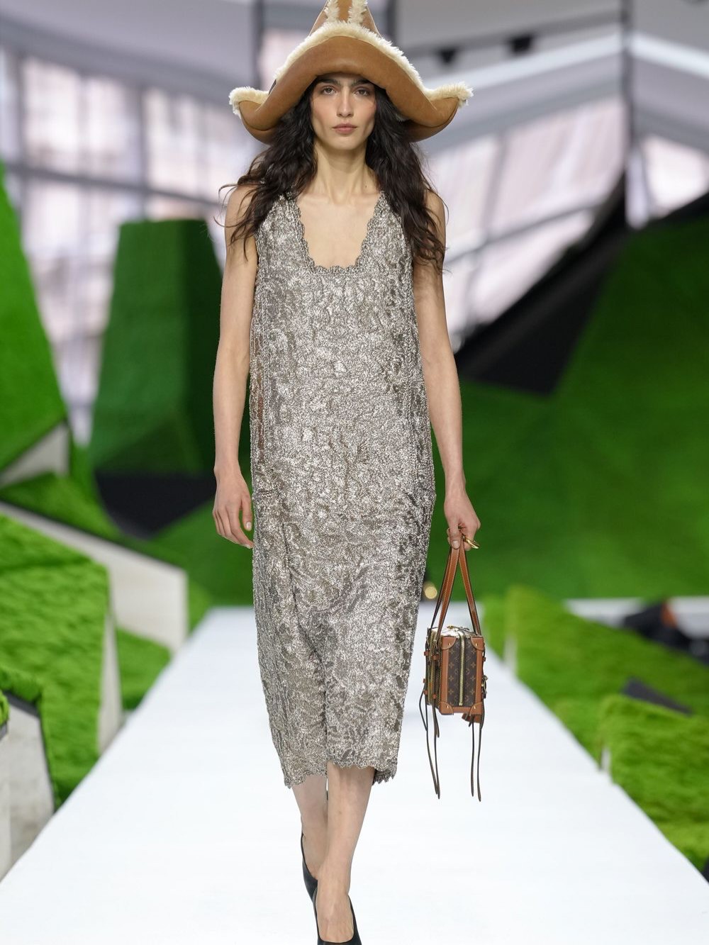 Hinh anh Louis Vuitton Thu Đông 2026: Hành trình thời trang giữa thiên nhiên siêu thực 11