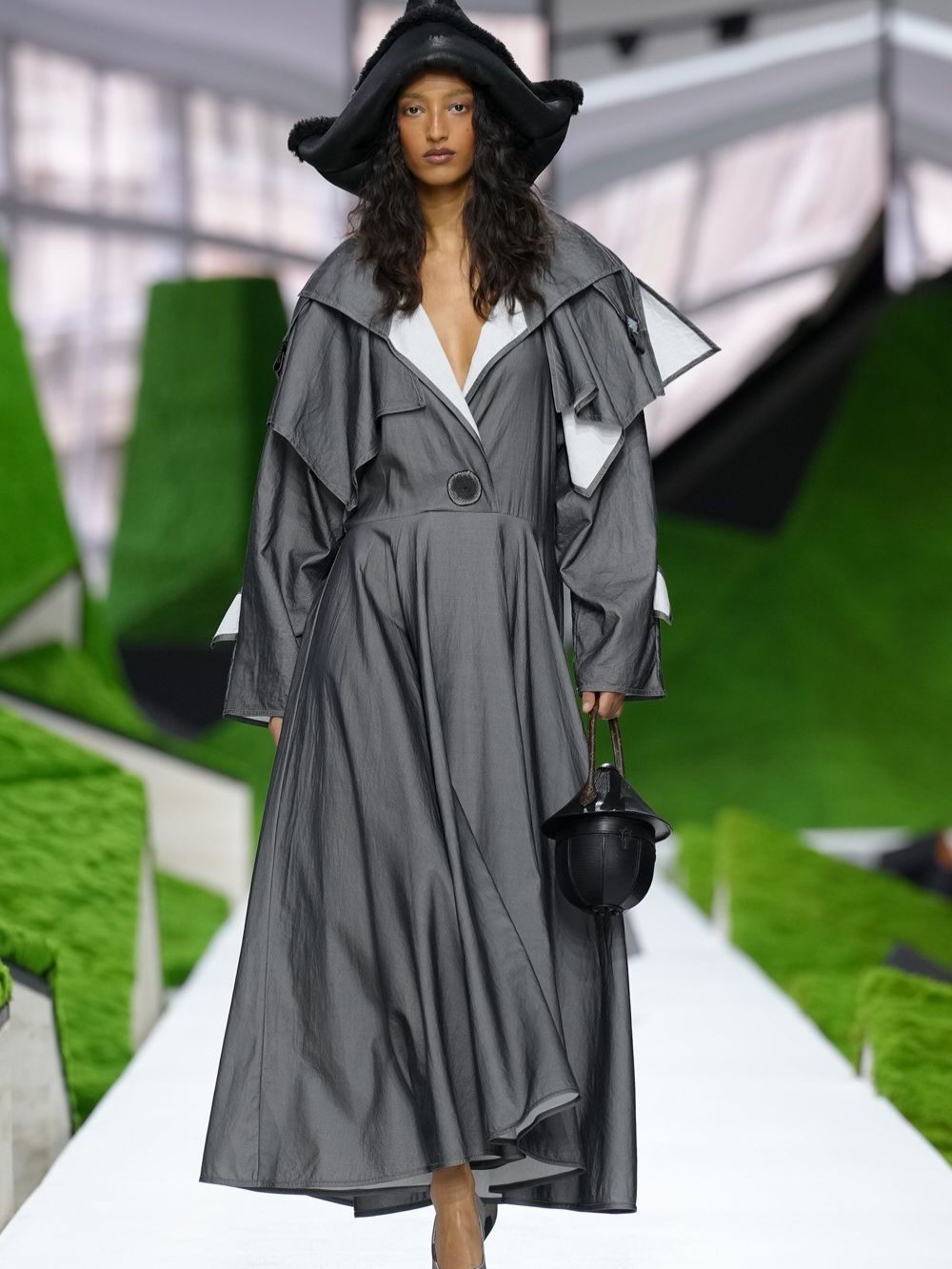 Hinh anh Louis Vuitton Thu Đông 2026: Hành trình thời trang giữa thiên nhiên siêu thực 25